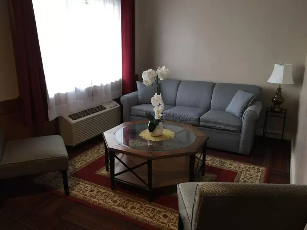 Living room, Seating Area in Atlantic Coast Inn