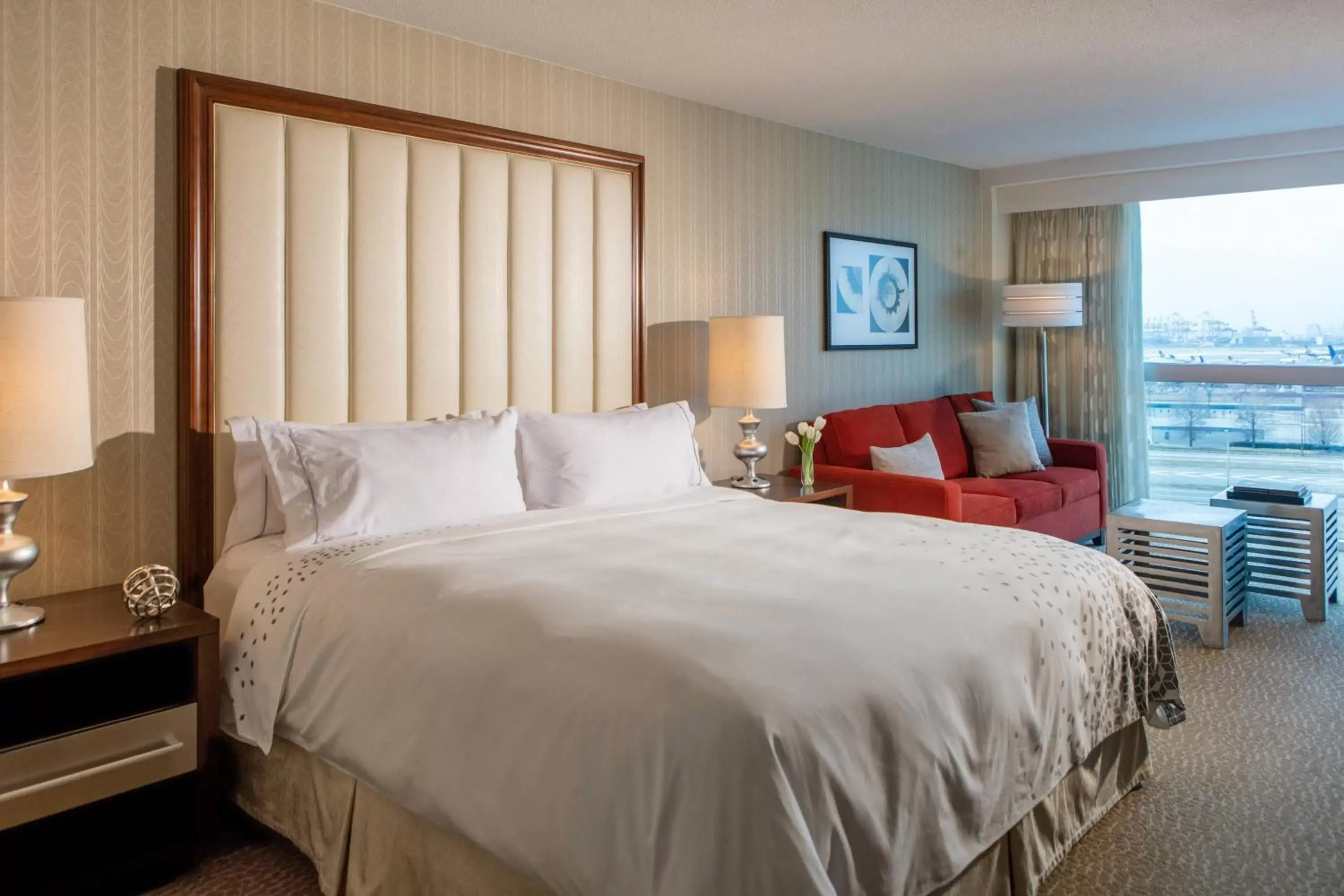 Bedroom, Bed in Renaissance Newark Airport Hotel