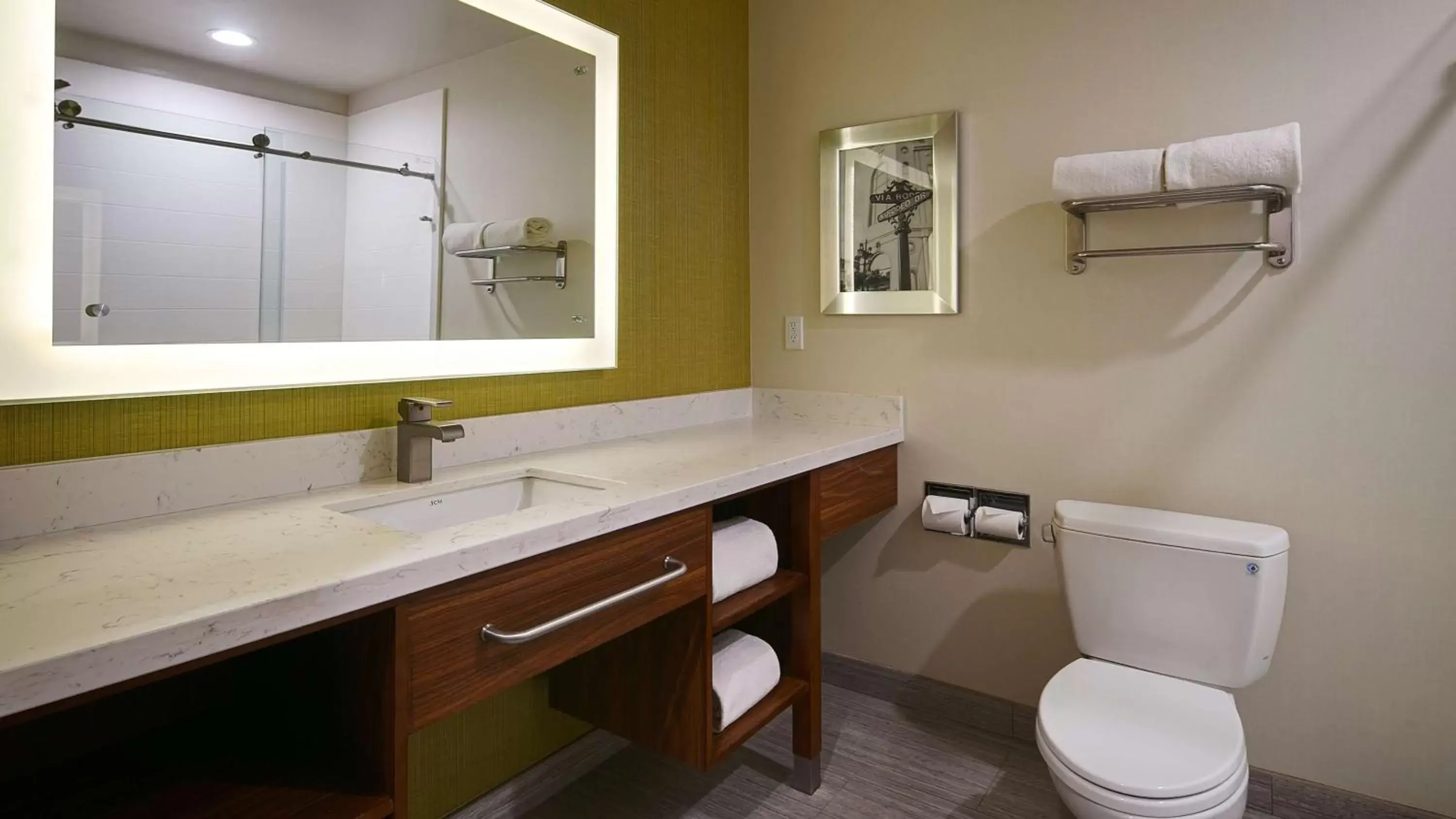 Photo of the whole room, Bathroom in Best Western Plus Gardena-Los Angeles Inn & Suites