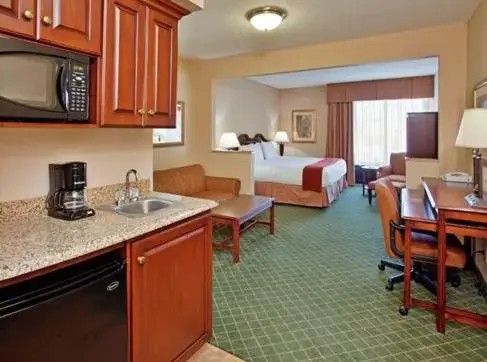 King Suite - Disability Access in Holiday Inn Express Hotel & Suites Cape Girardeau I-55, an IHG Hotel