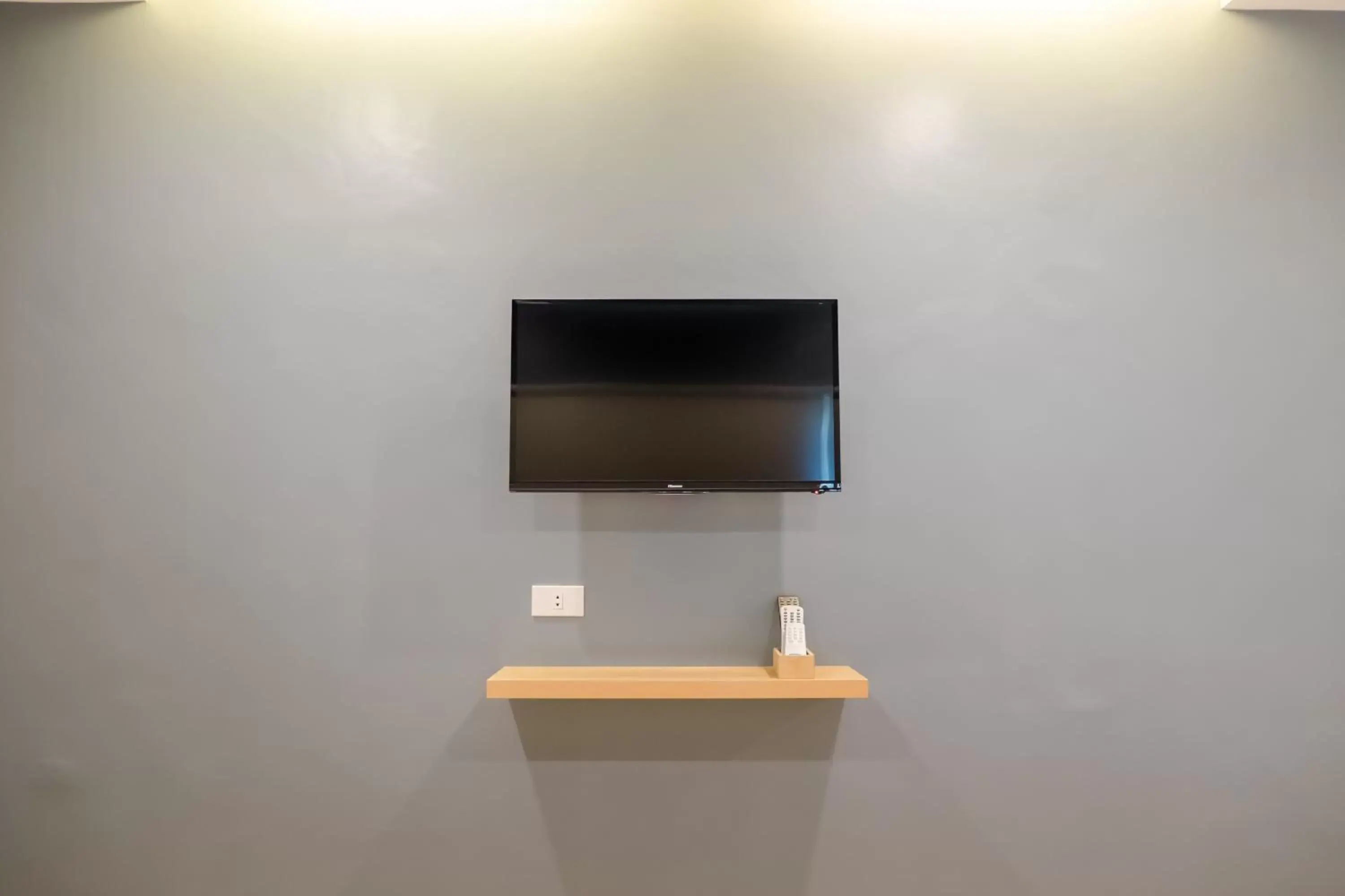 TV/Entertainment Center in Bridge Hotel