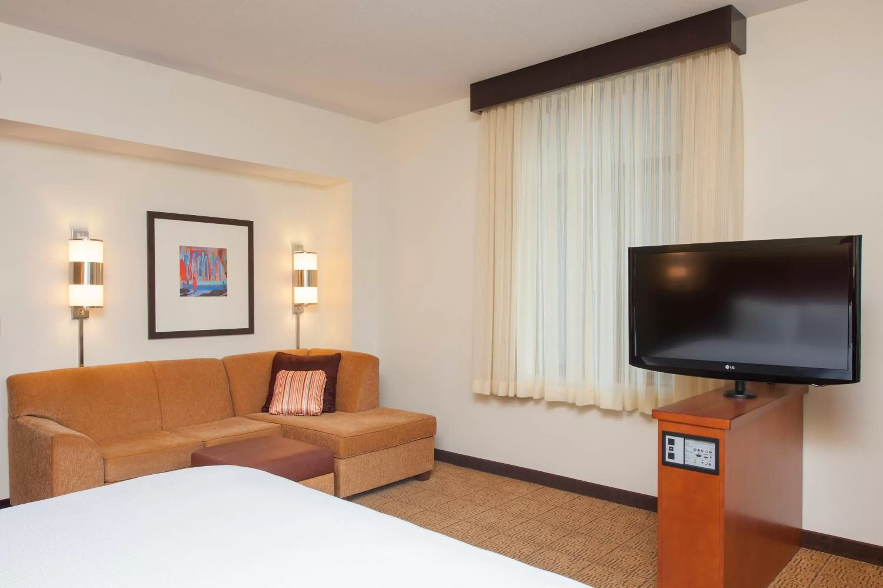 Seating area, Bed in Hyatt Place Des Moines Downtown Seating area, Bed in Hyatt Place Des Moines Downtown