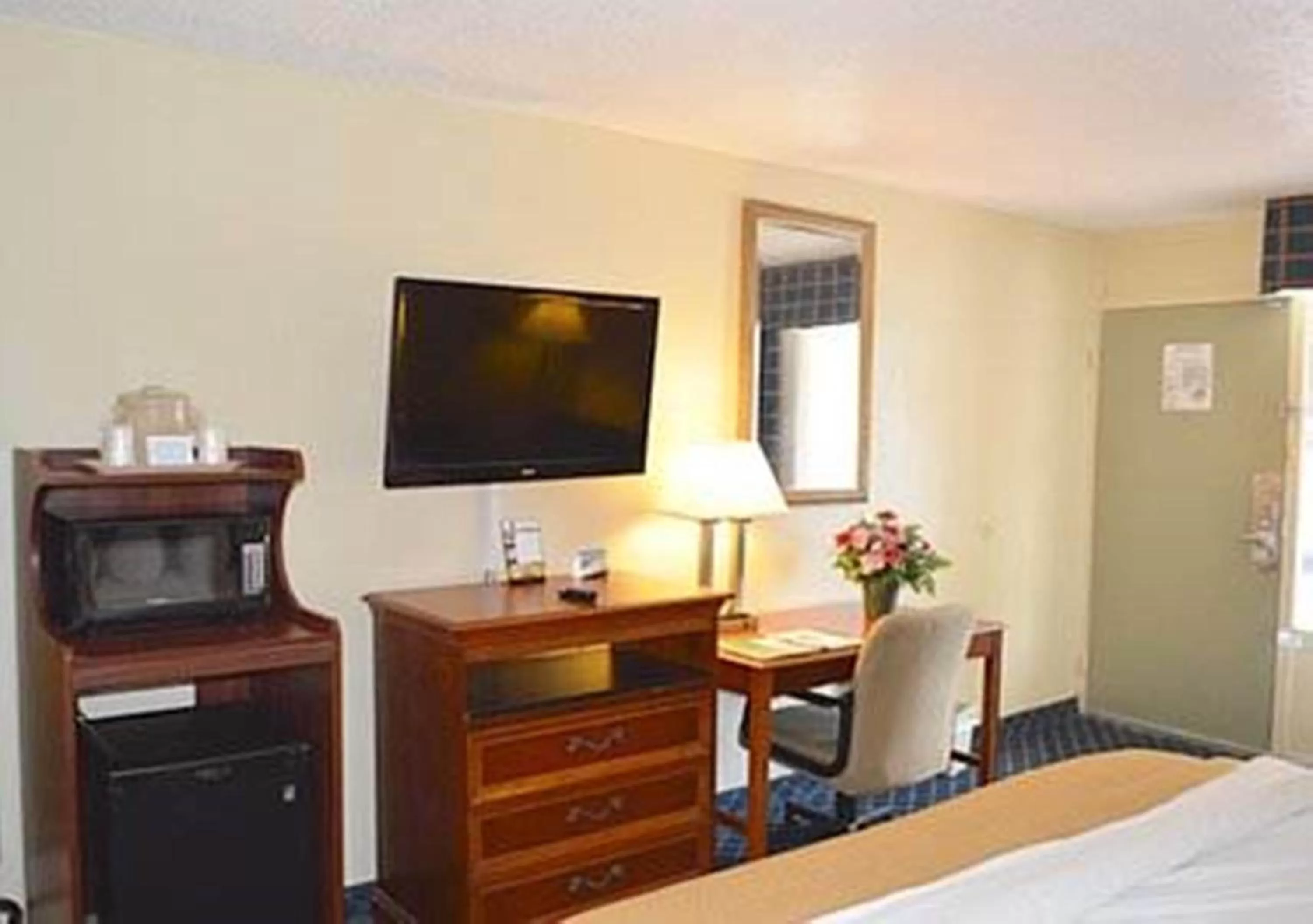 Double Room with Two Double Beds - Accessible/Smoking in Quality Inn Savannah Midtown