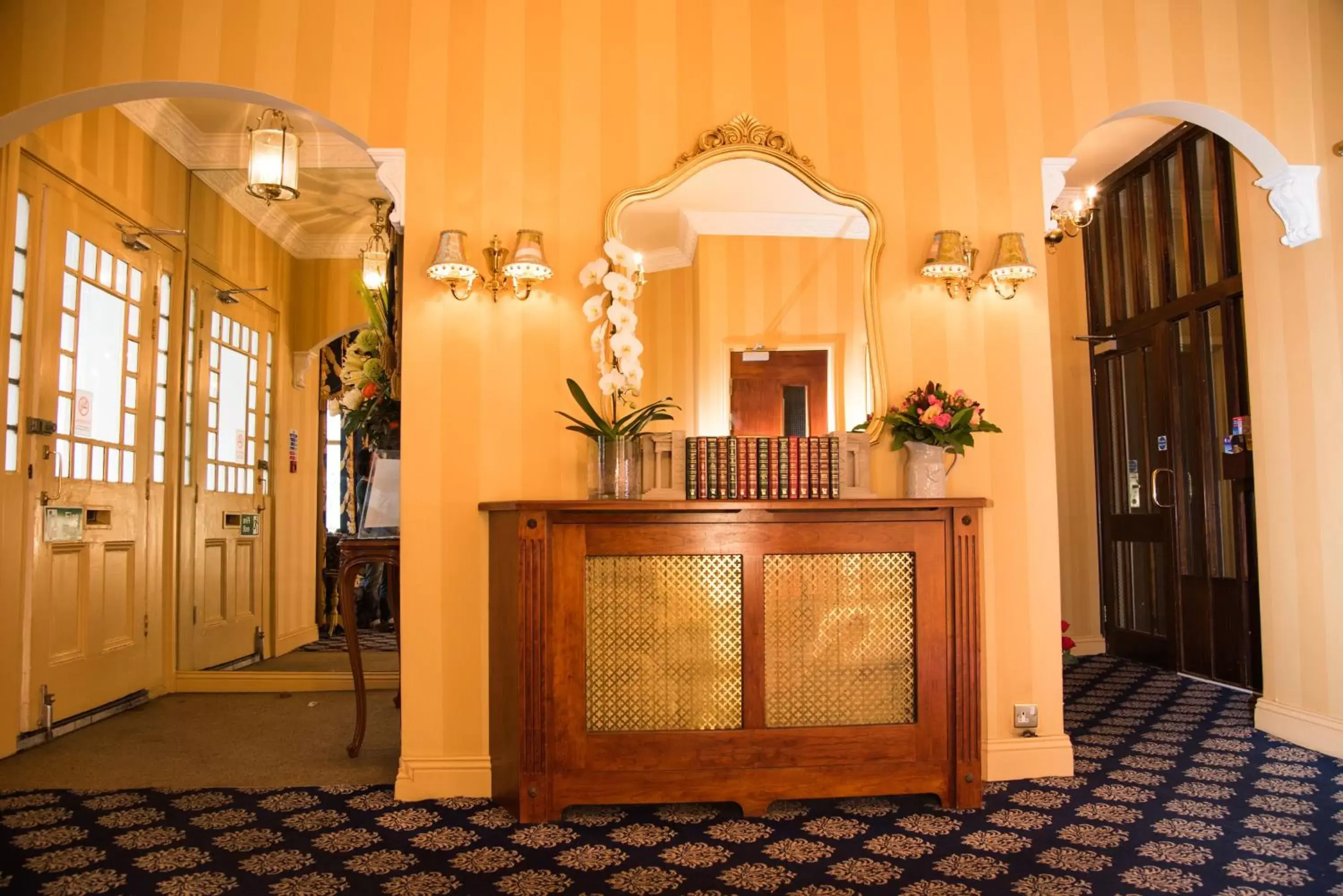 Facade/entrance, Lobby/Reception in London Lodge Hotel