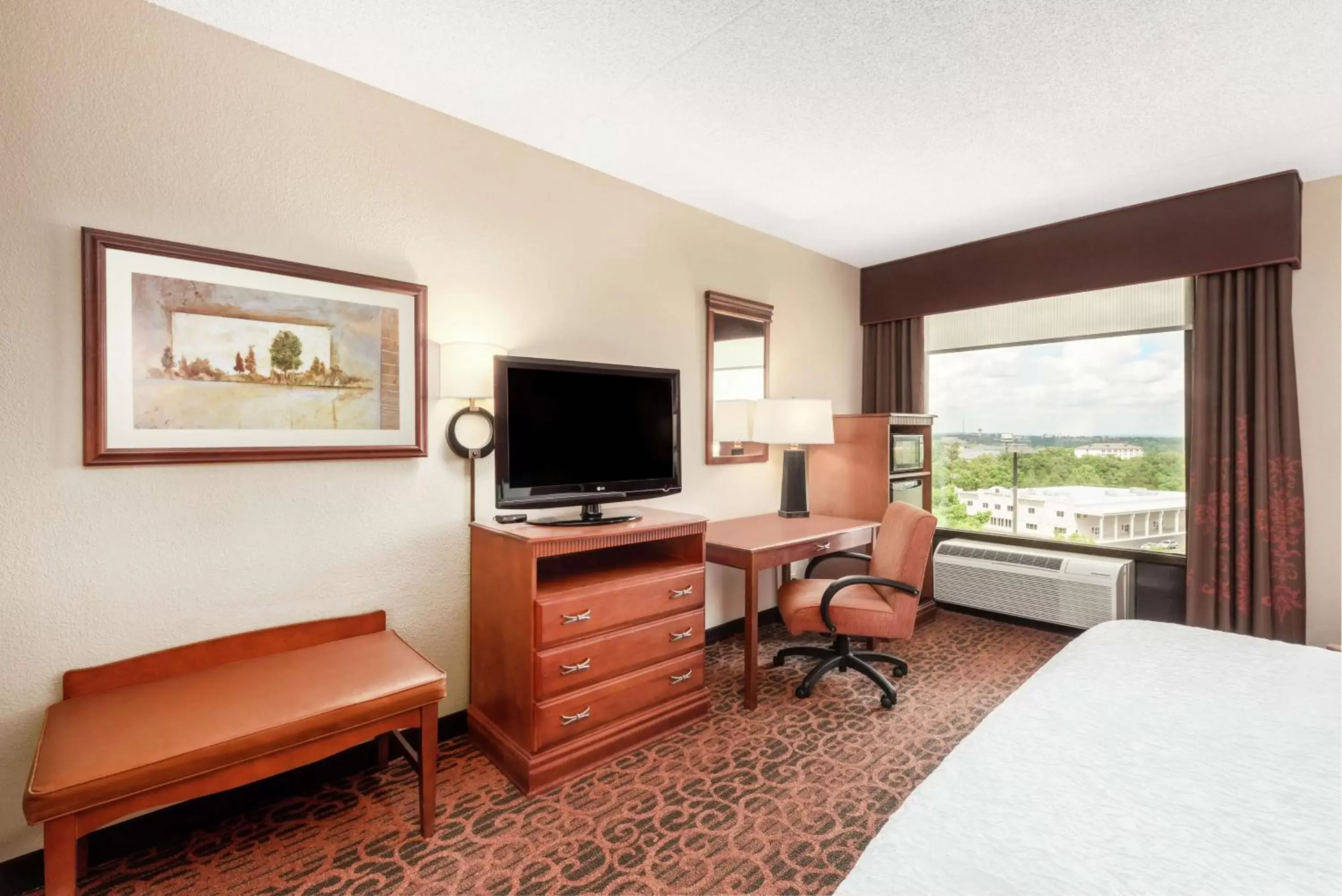 Bedroom, TV/Entertainment Center in Hampton Inn Branson on the Strip