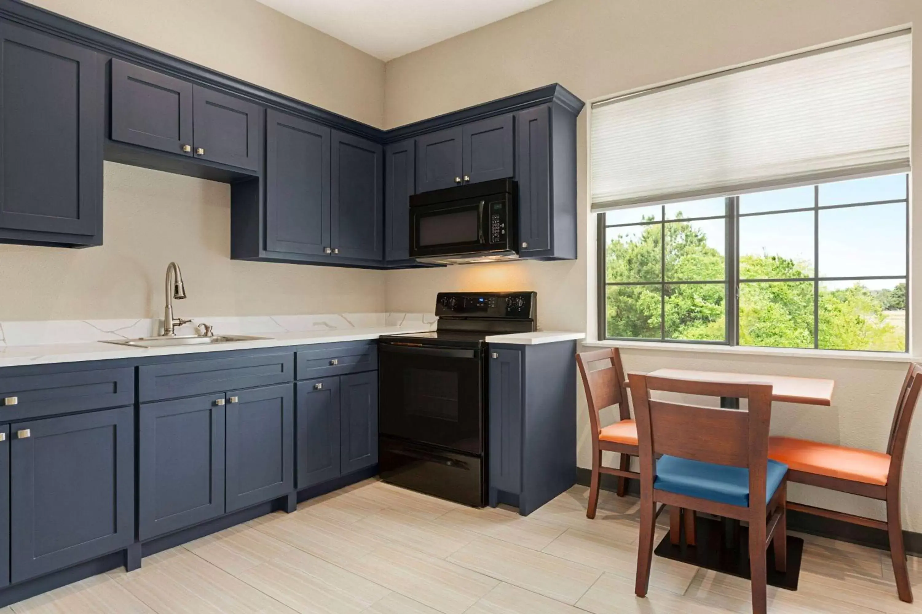 Bed, Kitchen/Kitchenette in Days Inn & Suites by Wyndham Greater Tomball