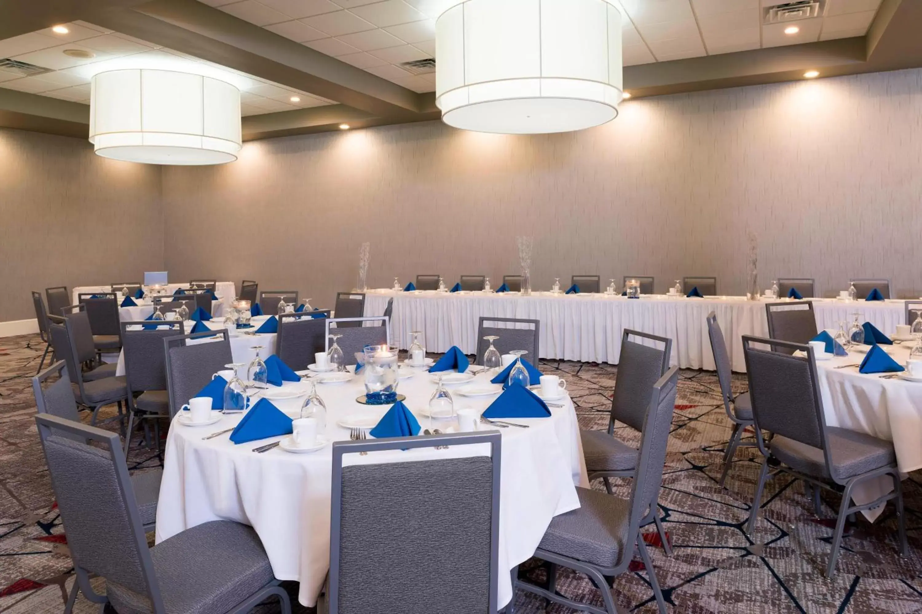 Banquet/Function facilities, Restaurant/Places to Eat in Delta Hotels by Marriott Grand Rapids Airport