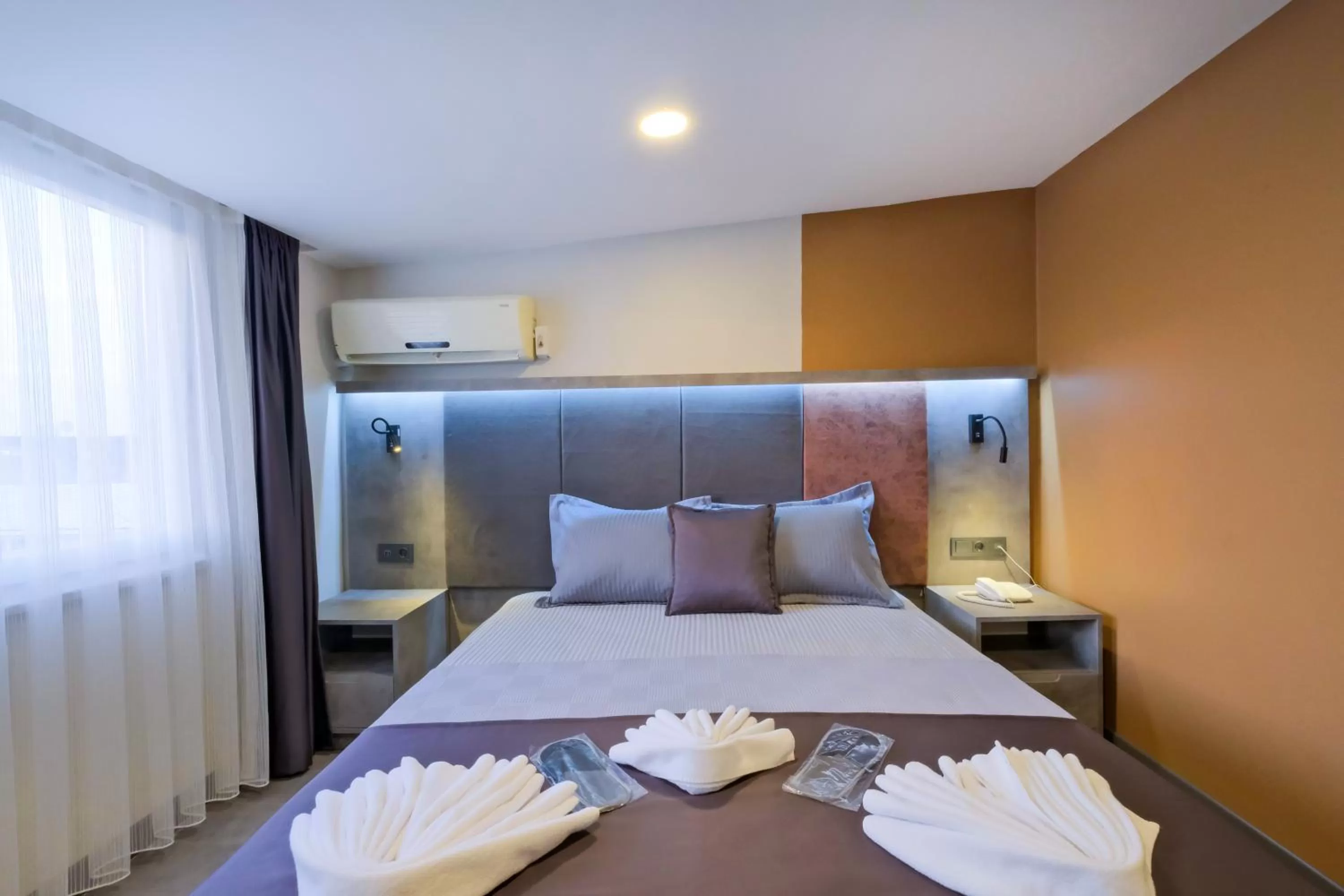 Photo of the whole room, Bed in The Queen Hotel