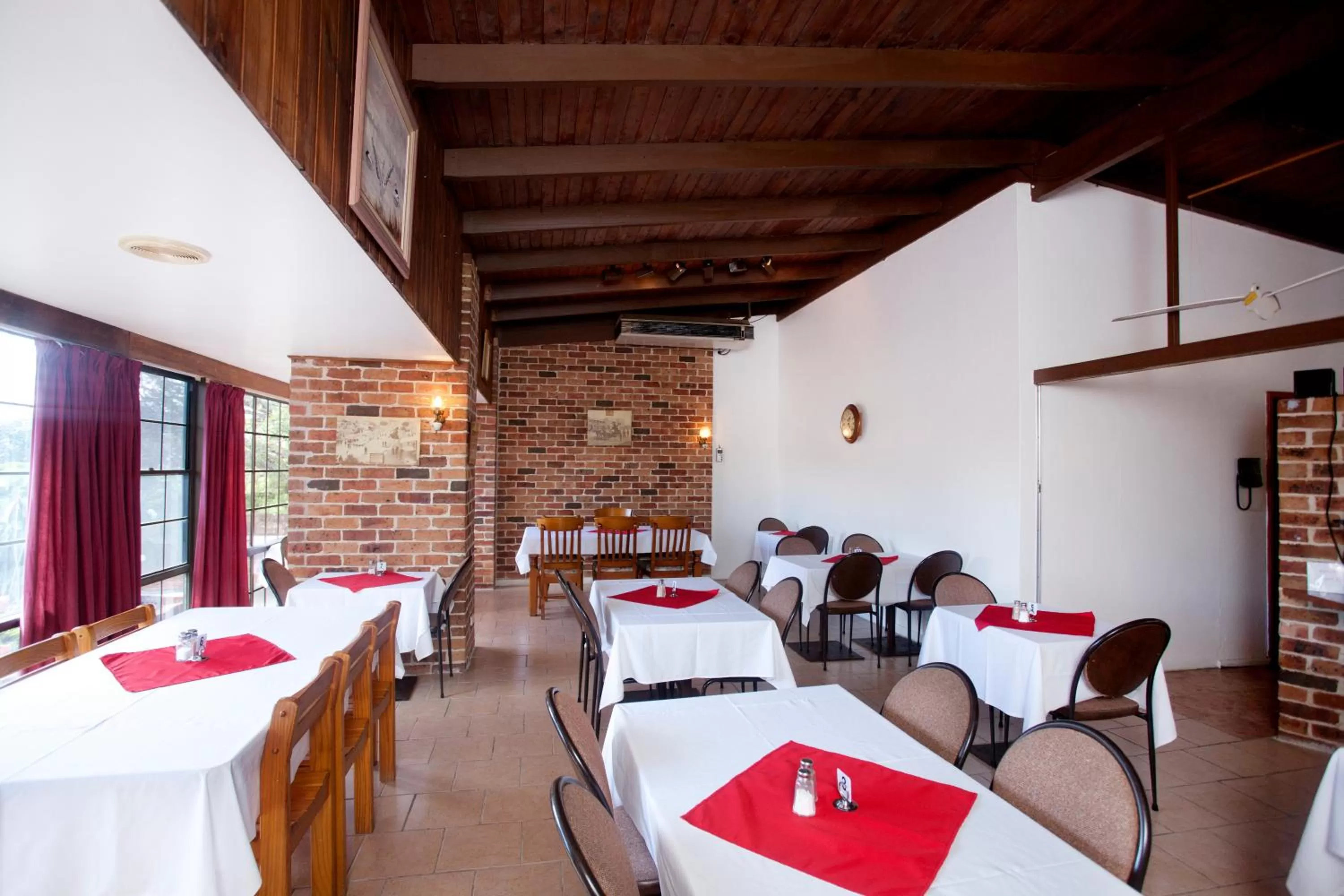 Restaurant/places to eat in Riverview Motor Inn