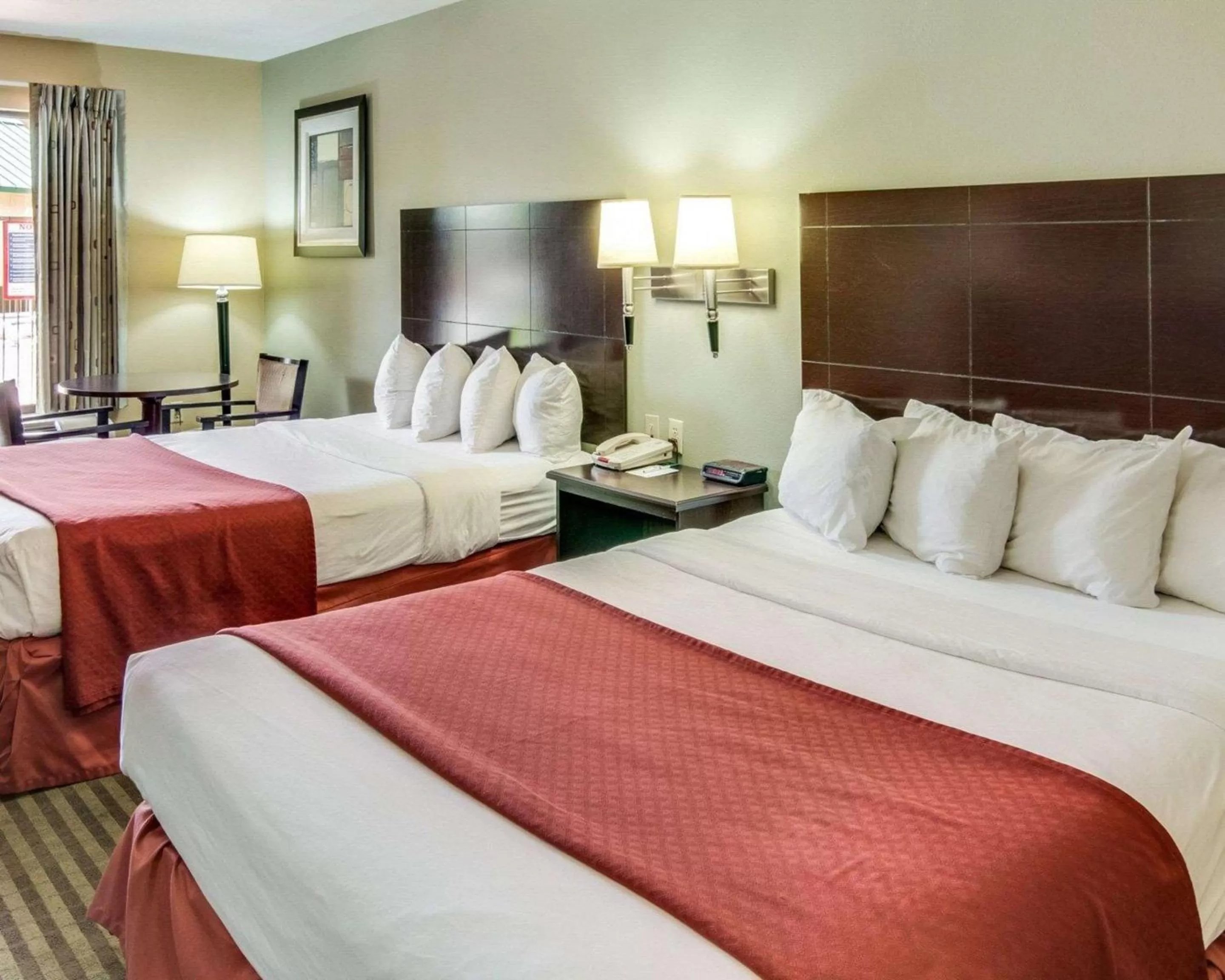 Photo of the whole room, Bed in Quality Inn Mt Pleasant