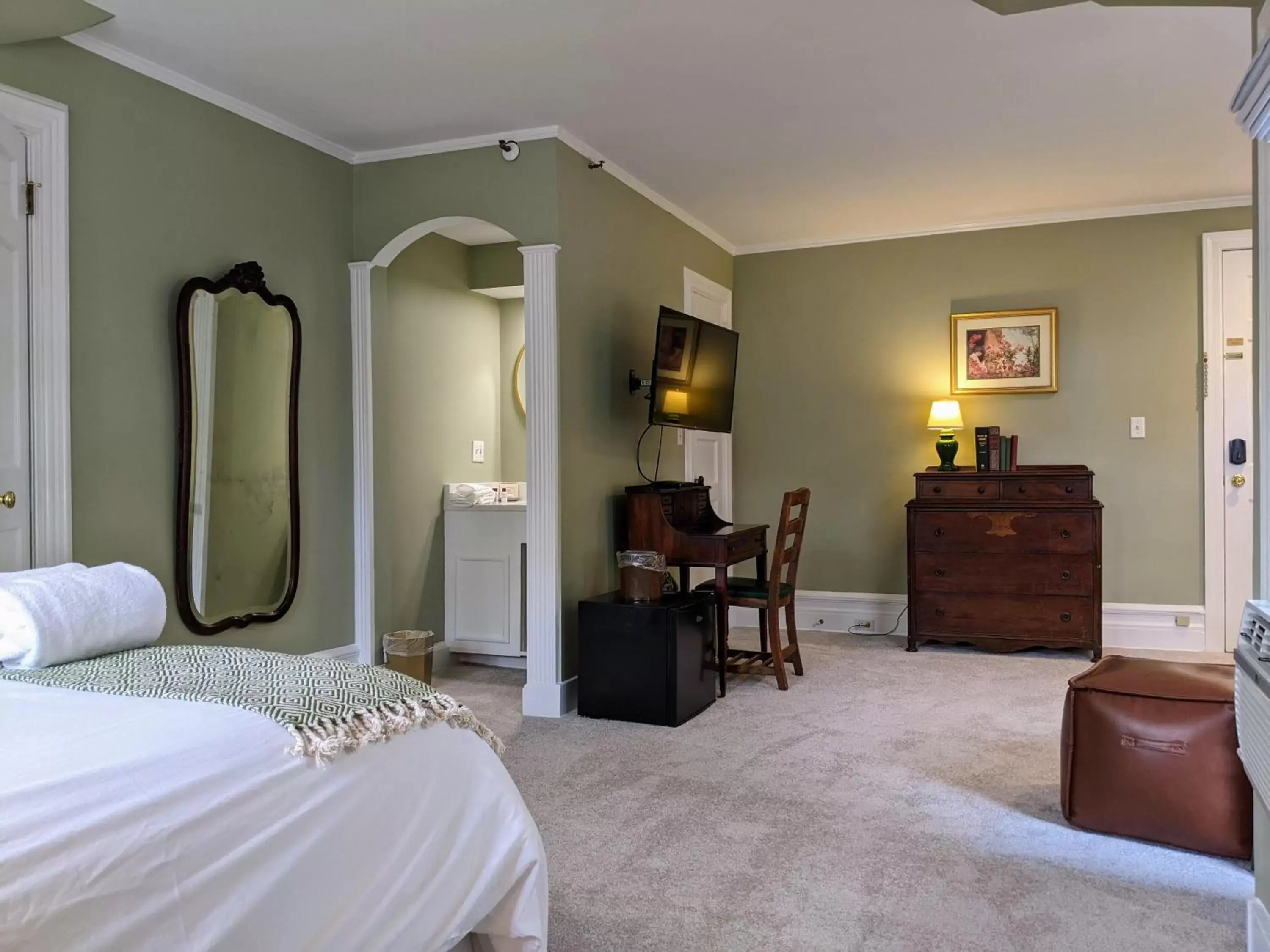 Bedroom, TV/Entertainment Center in Stanton House Inn