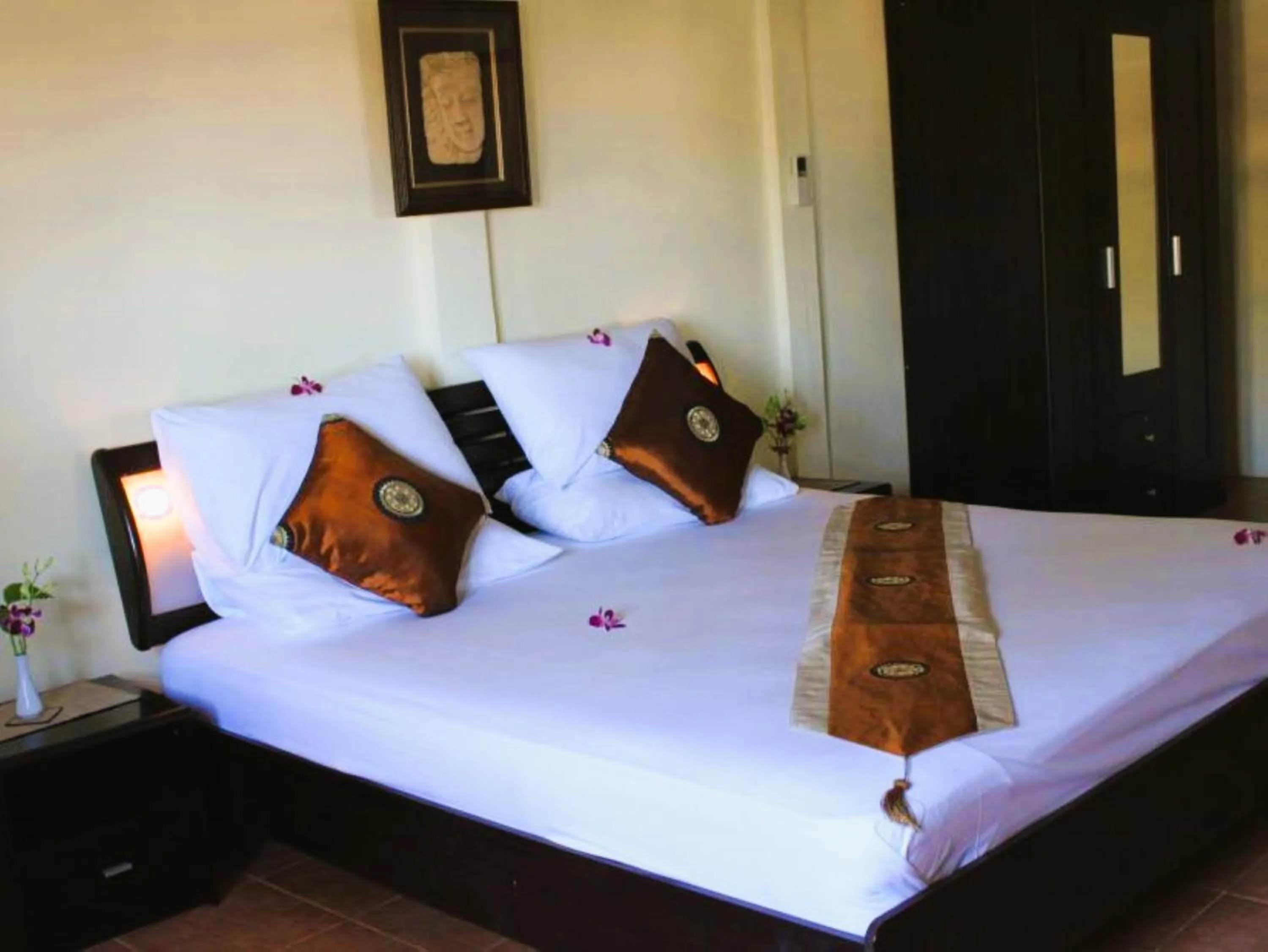 Bed in The Waterfront Hotel at Fisherman's Village