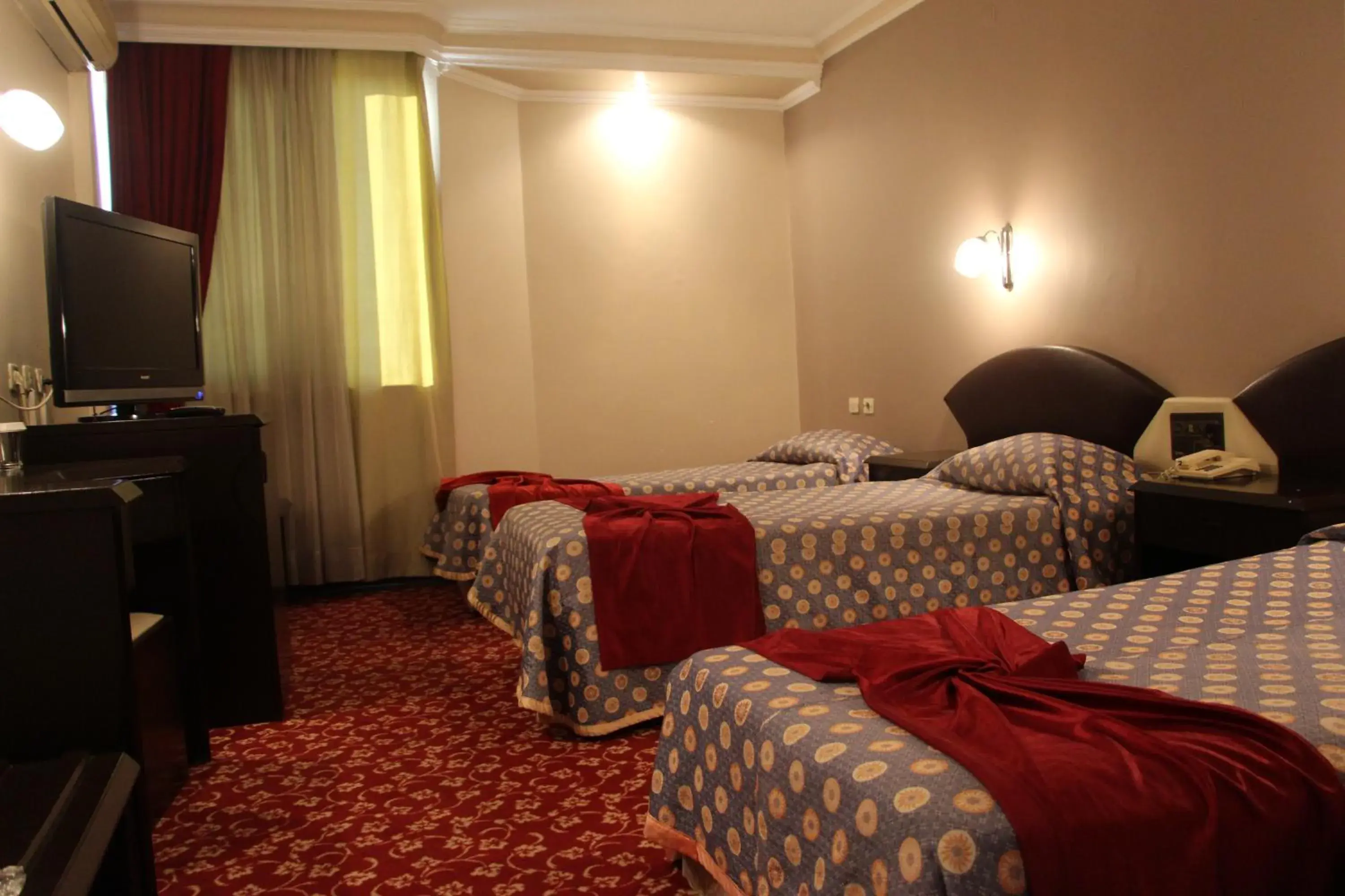 Photo of the whole room, Bed in Akyuz Hotel