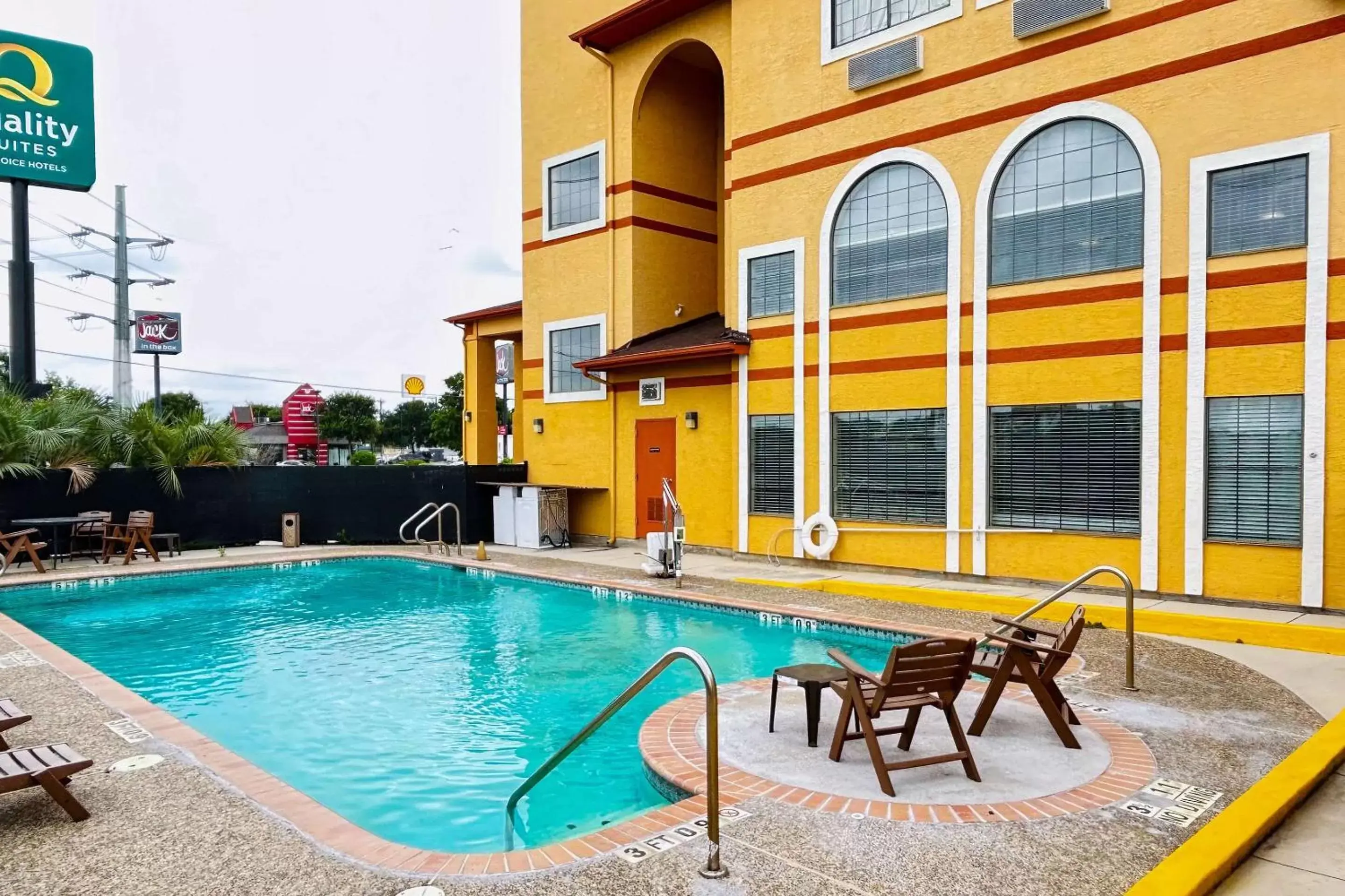 Swimming Pool in Quality Suites San Antonio