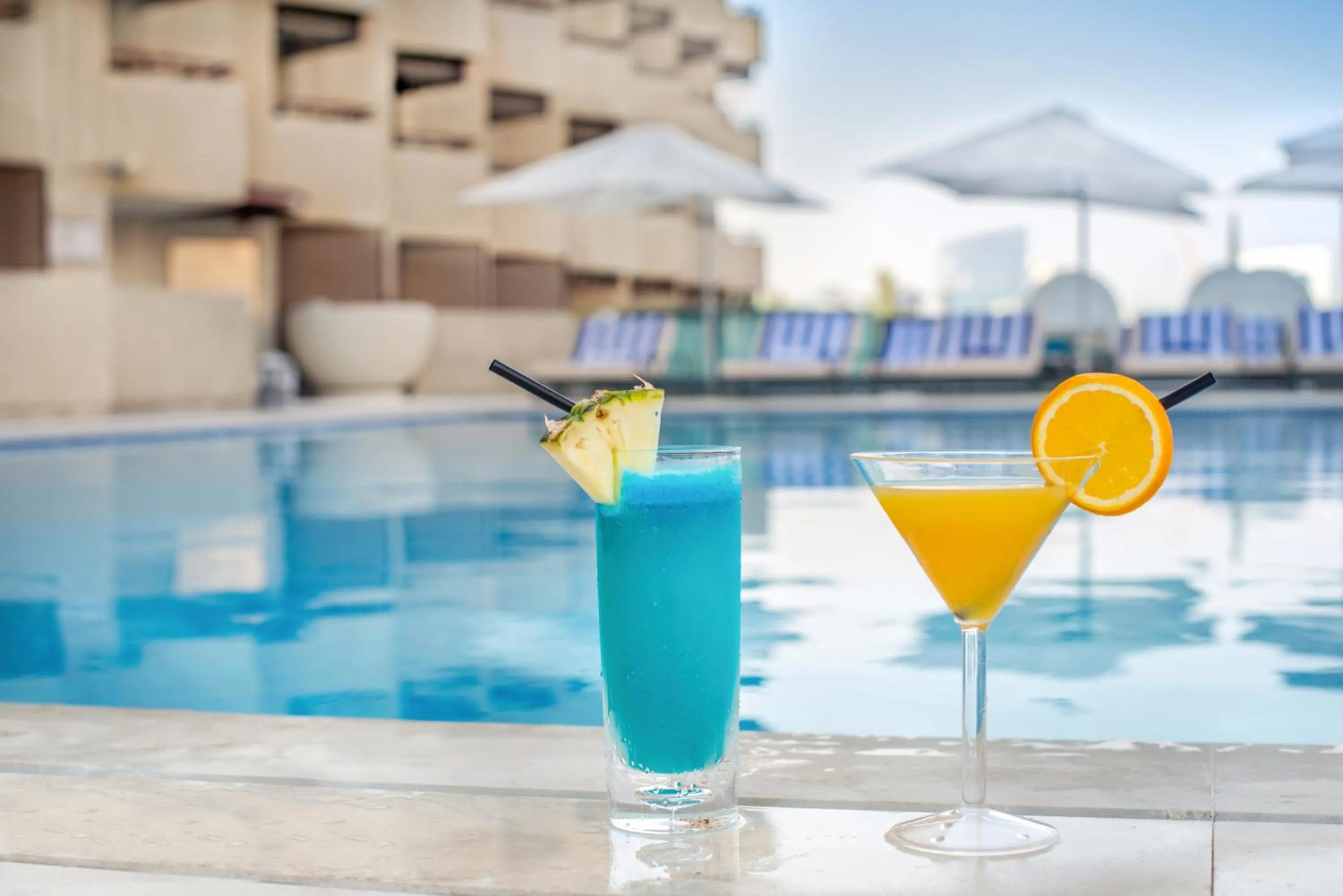 Swimming pool in Radisson Blu Hotel, Dubai Deira Creek