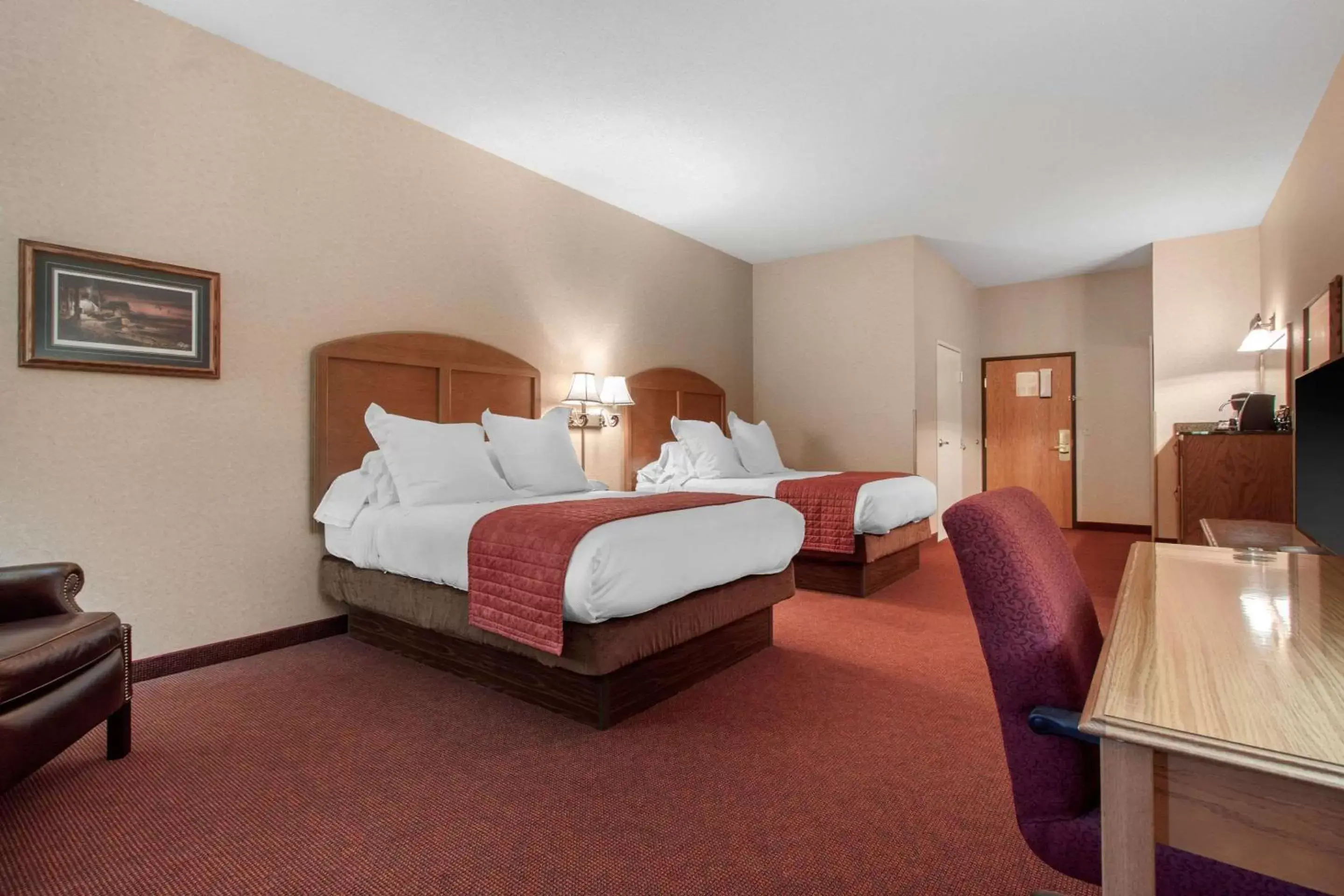 Photo of the whole room, Bed in Norfolk Lodge & Suites, Ascend Hotel Collection