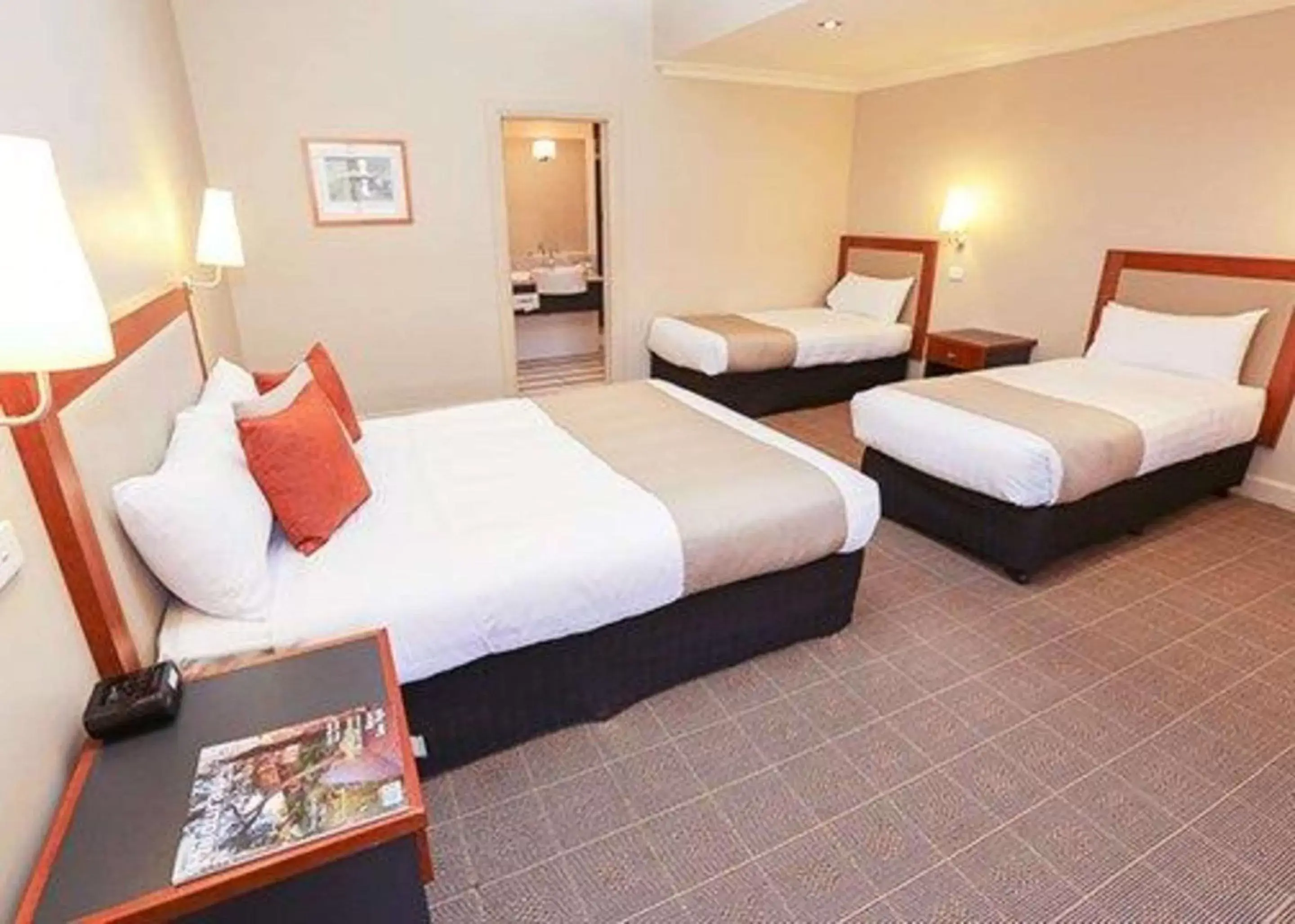 Bedroom, Bed in Quality Hotel Mildura Grand