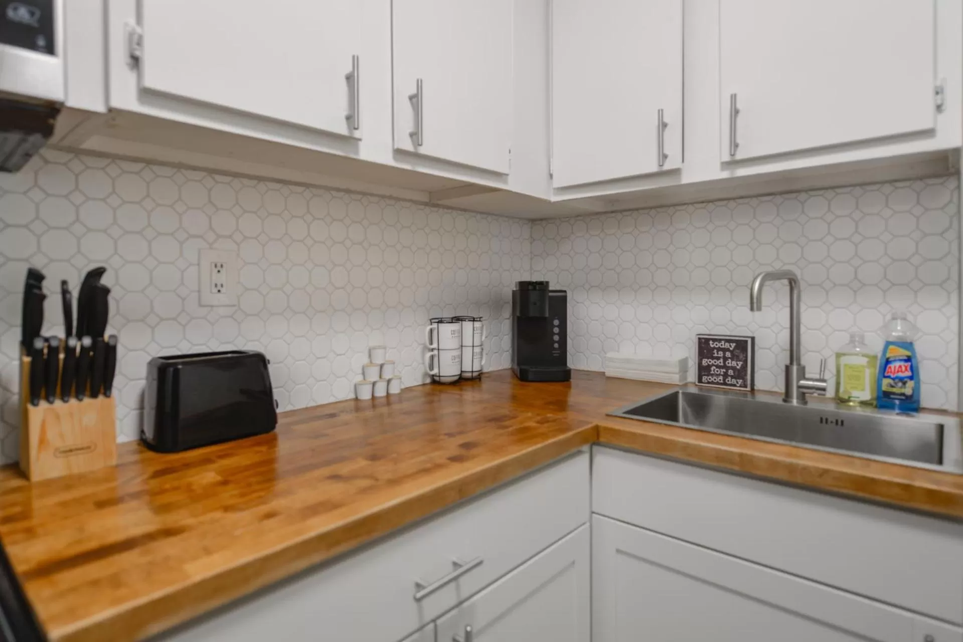 Kitchen or kitchenette in Alani Bay Villas