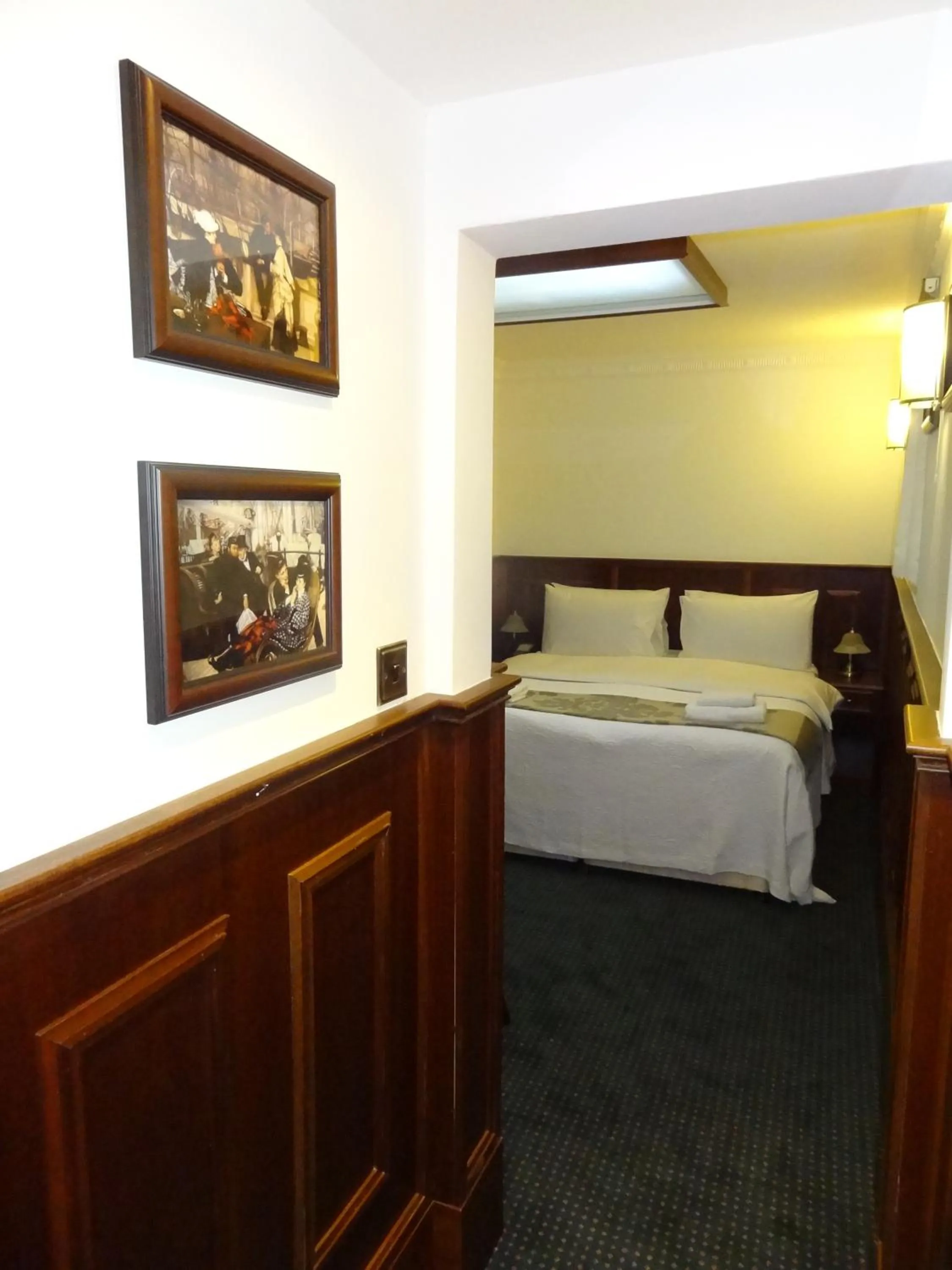 Bed in Regency House Hotel