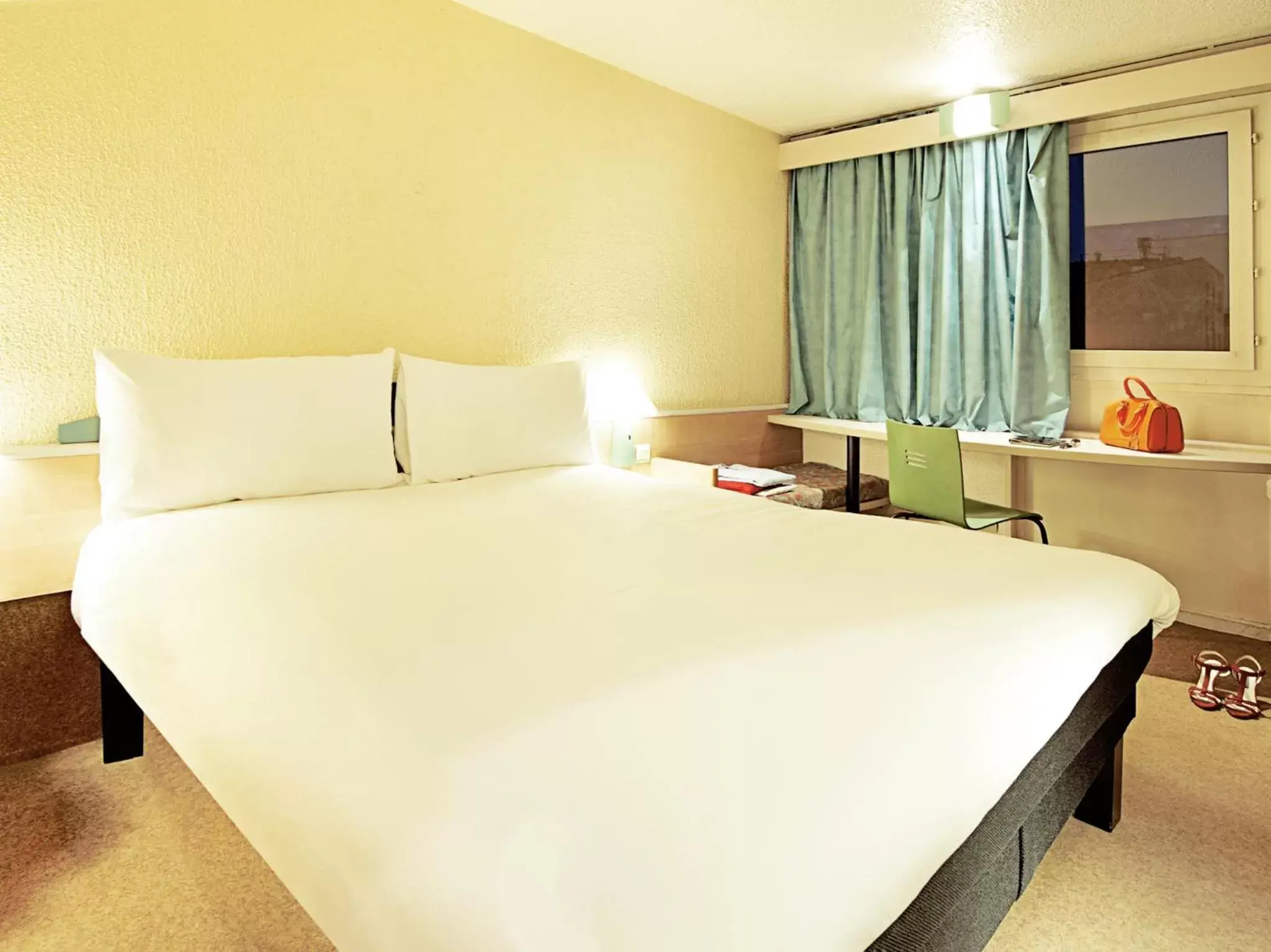 Bed in Hotel ibis Setubal Bed in Hotel ibis Setubal