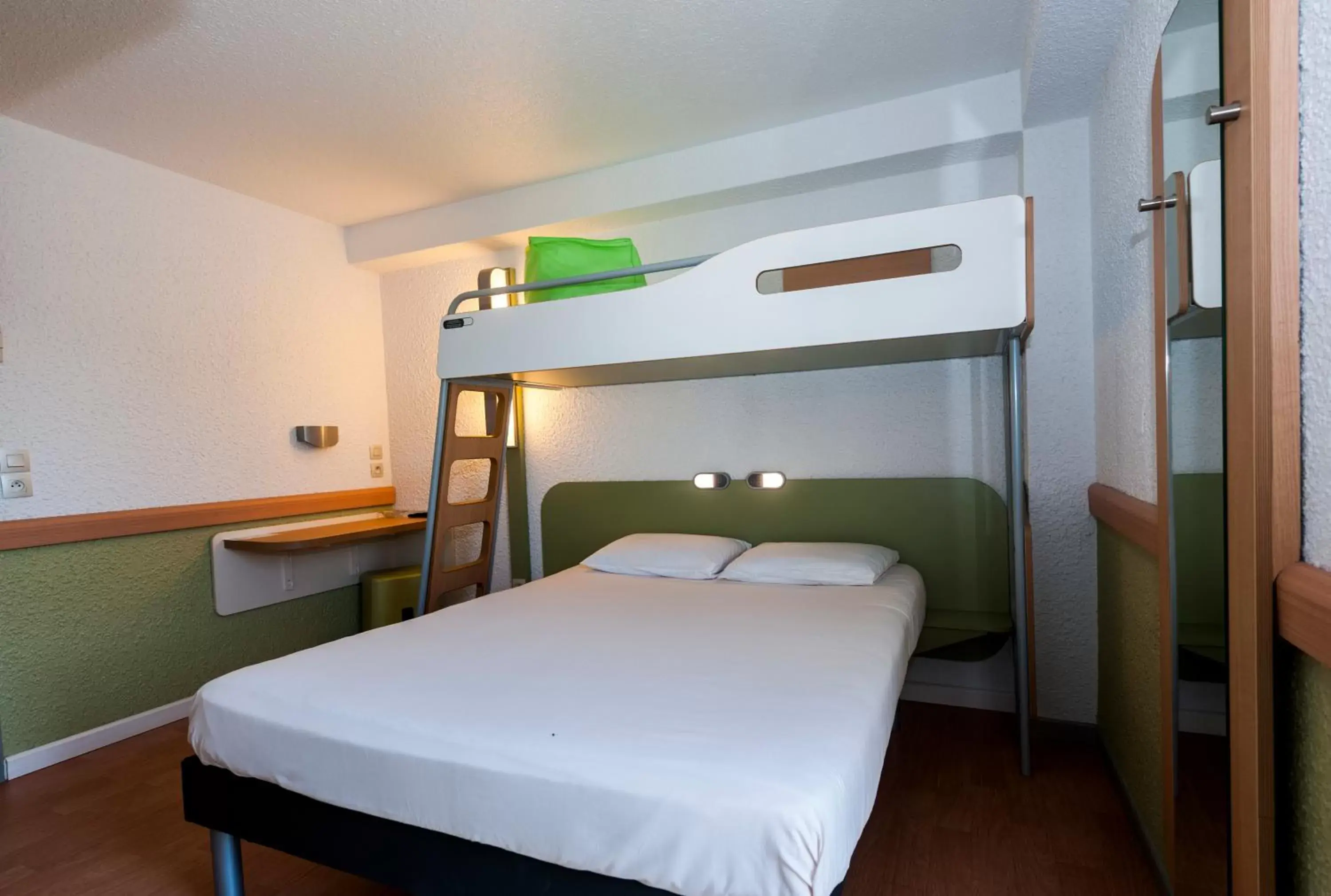 Photo of the whole room, Bunk Bed in ibis budget Nimes Marguerittes - A9