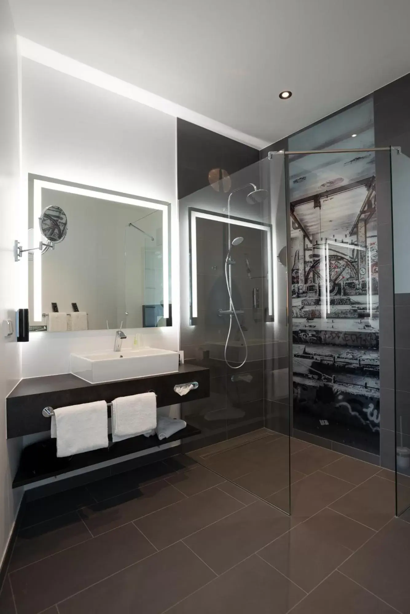 Shower, Bathroom in Hotel Esplanade Dortmund