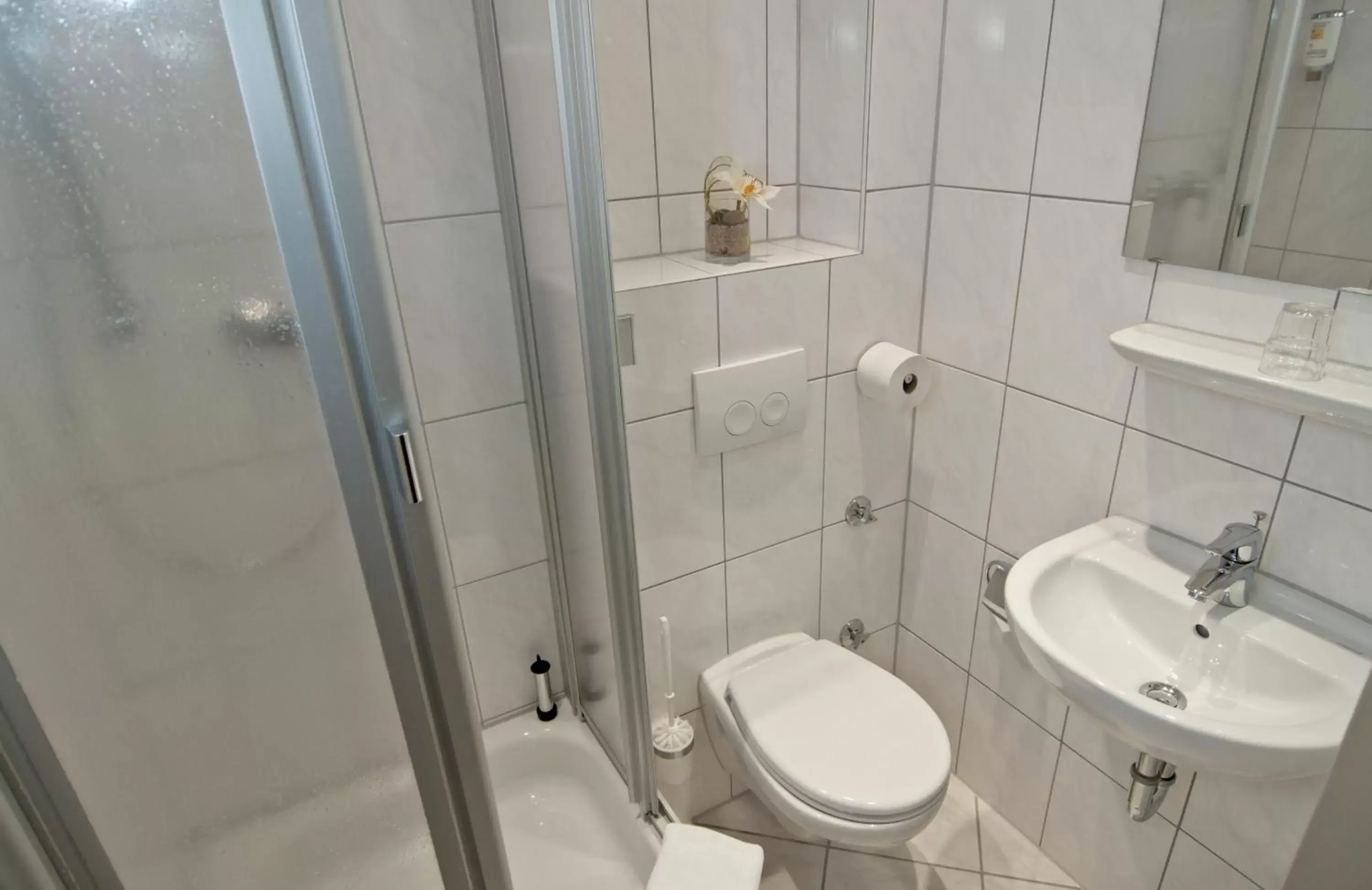 Shower, Bathroom in Novum Hotel Continental Hamburg Hauptbahnhof