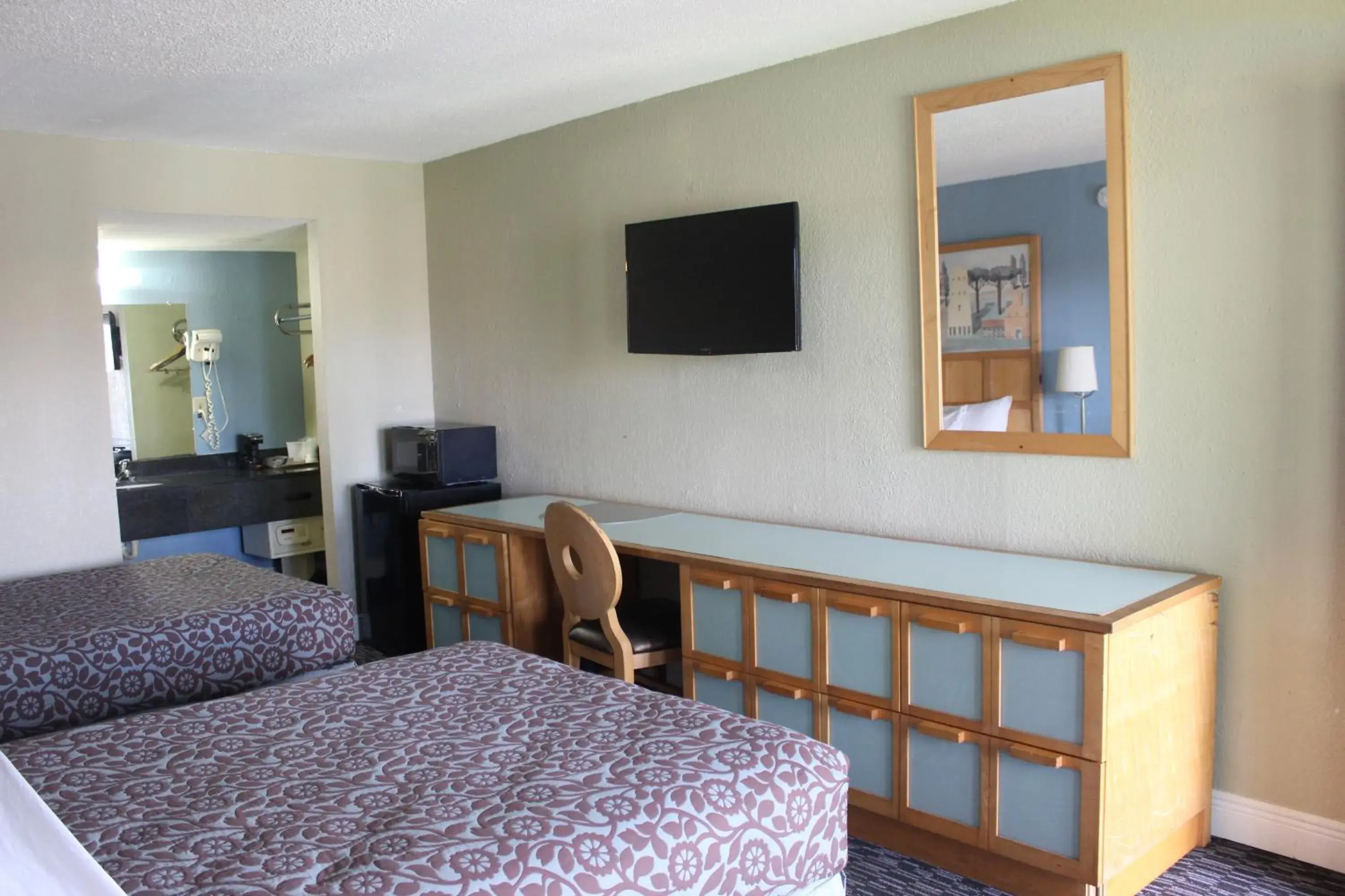 Bed in Tampa Inn Near Busch Gardens Bed in Tampa Inn Near Busch Gardens