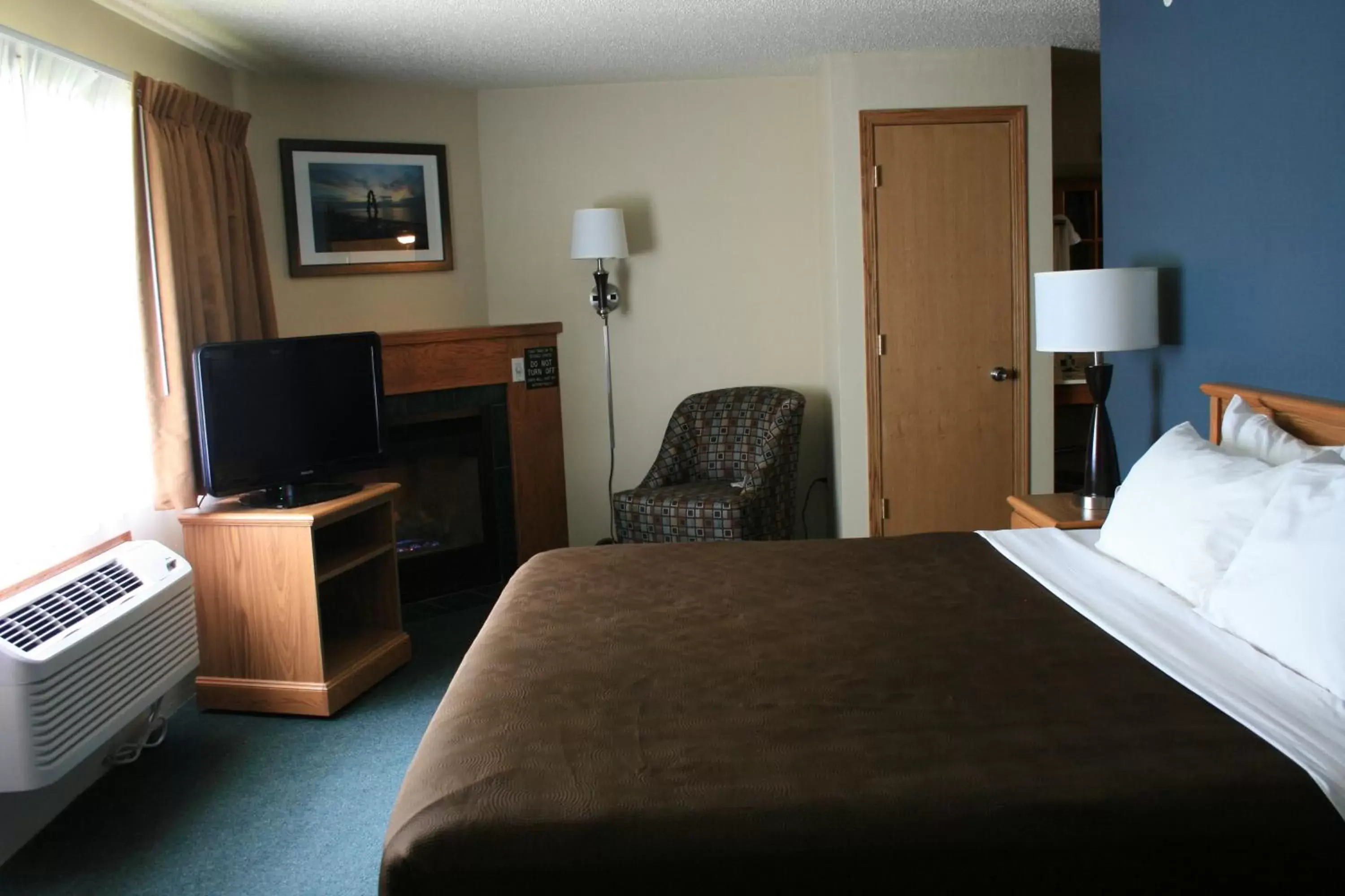 Bed in AmericInn by Wyndham Sturgeon Bay