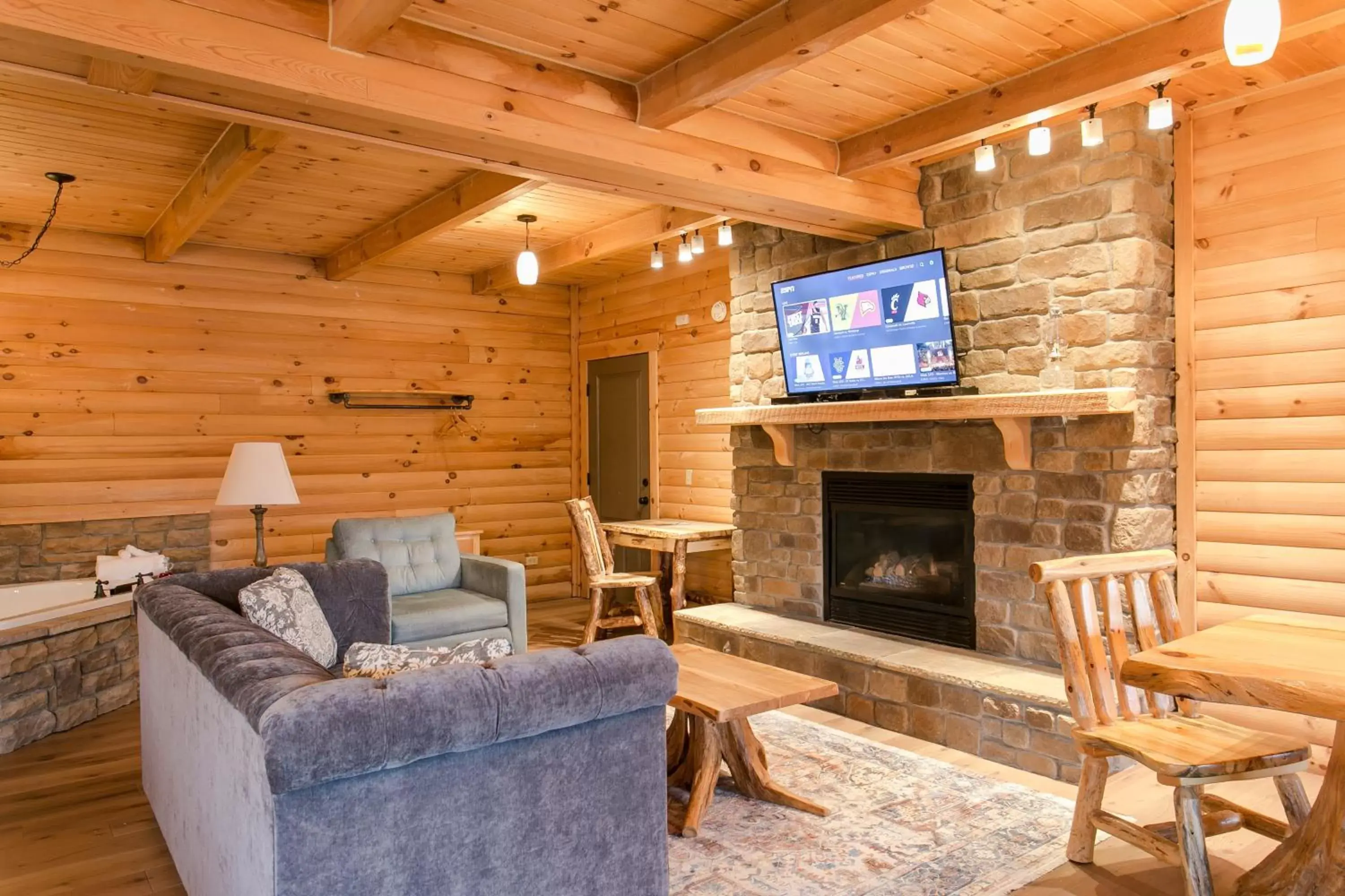 TV and multimedia, TV/Entertainment Center in Coblentz Country Lodge by Amish Country Lodging