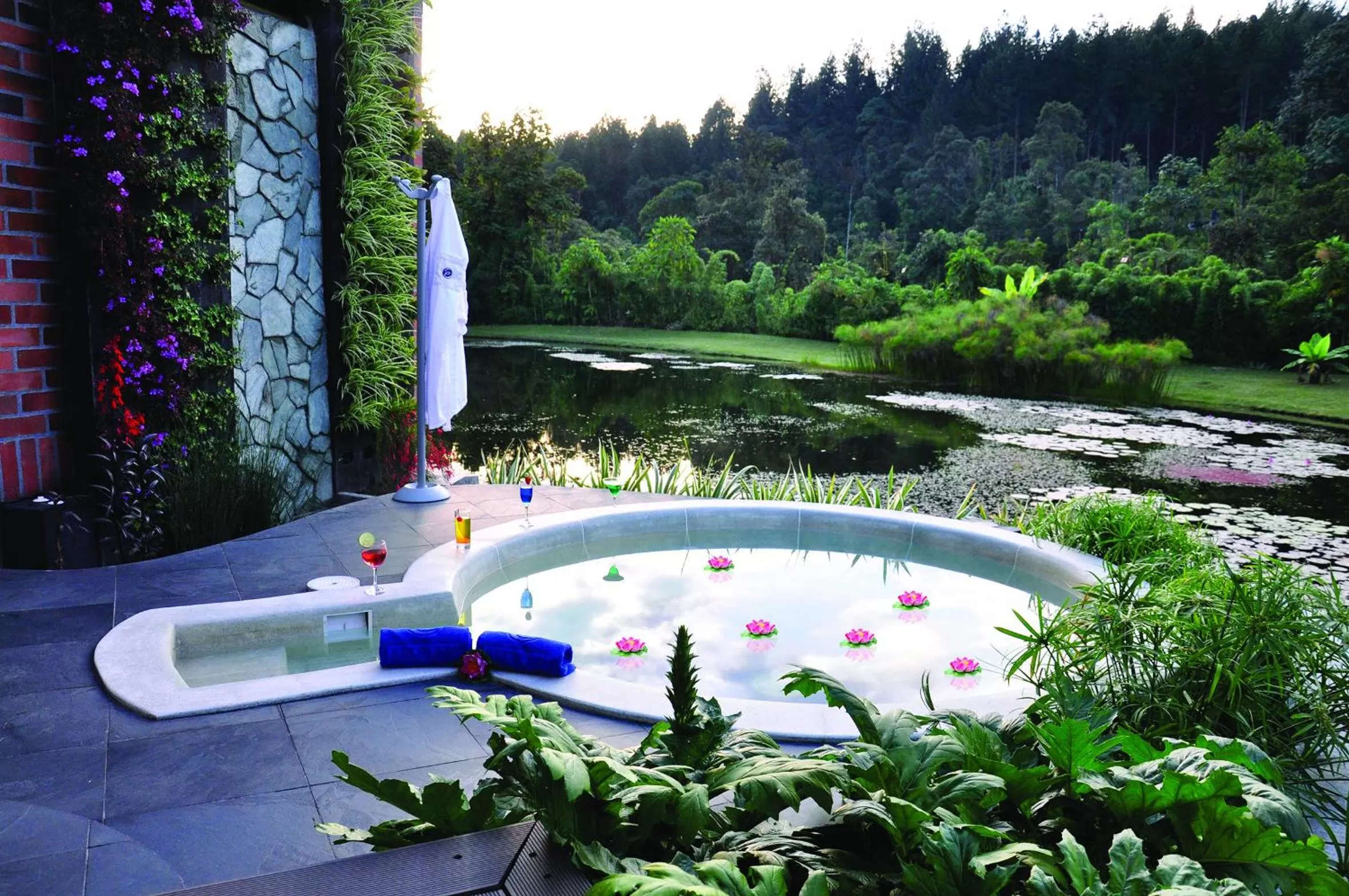 Hot Tub in Estelar Recinto Del Pensamiento Hotel Y Centro De Convenciones