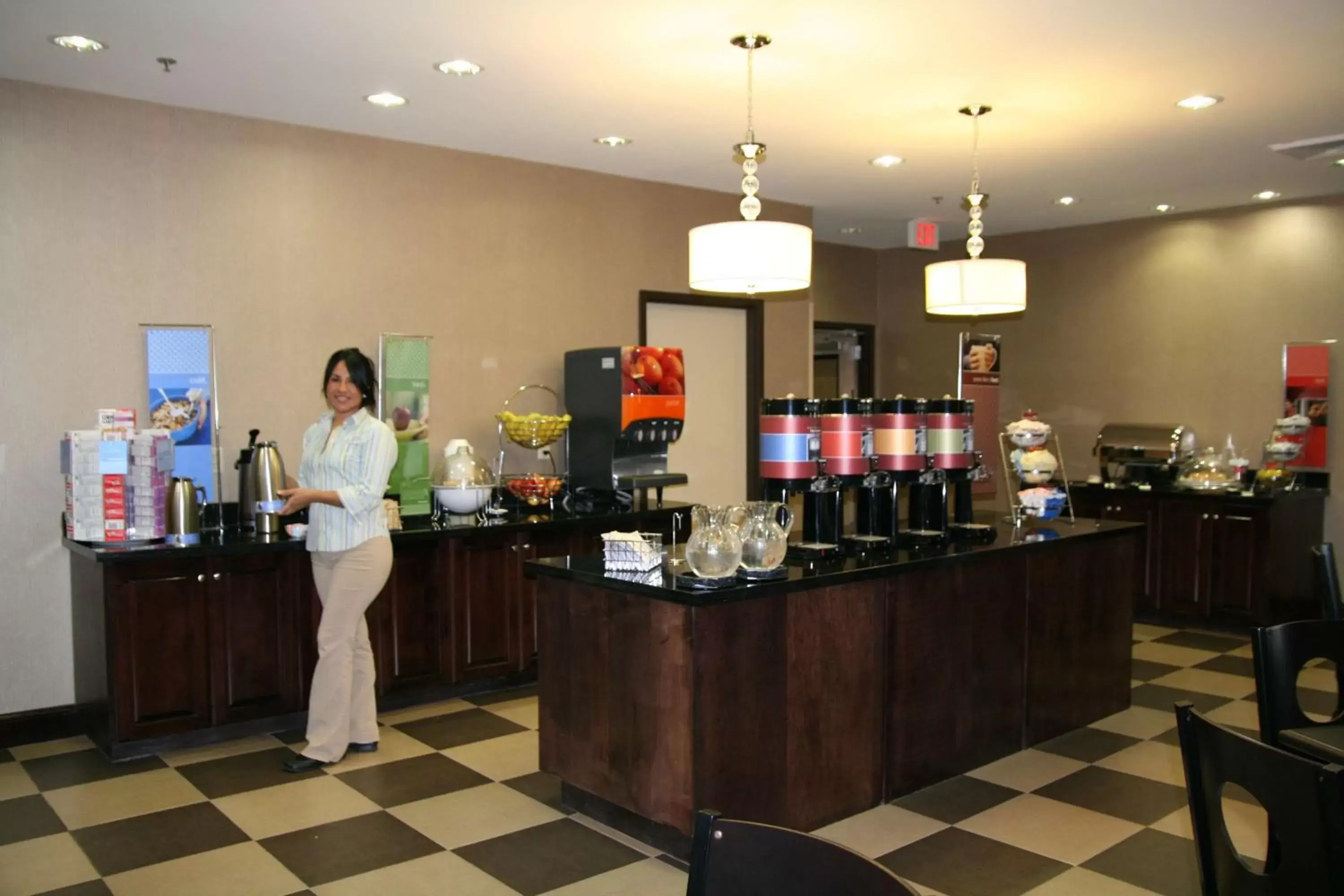 Dining area in Hampton Inn Olathe