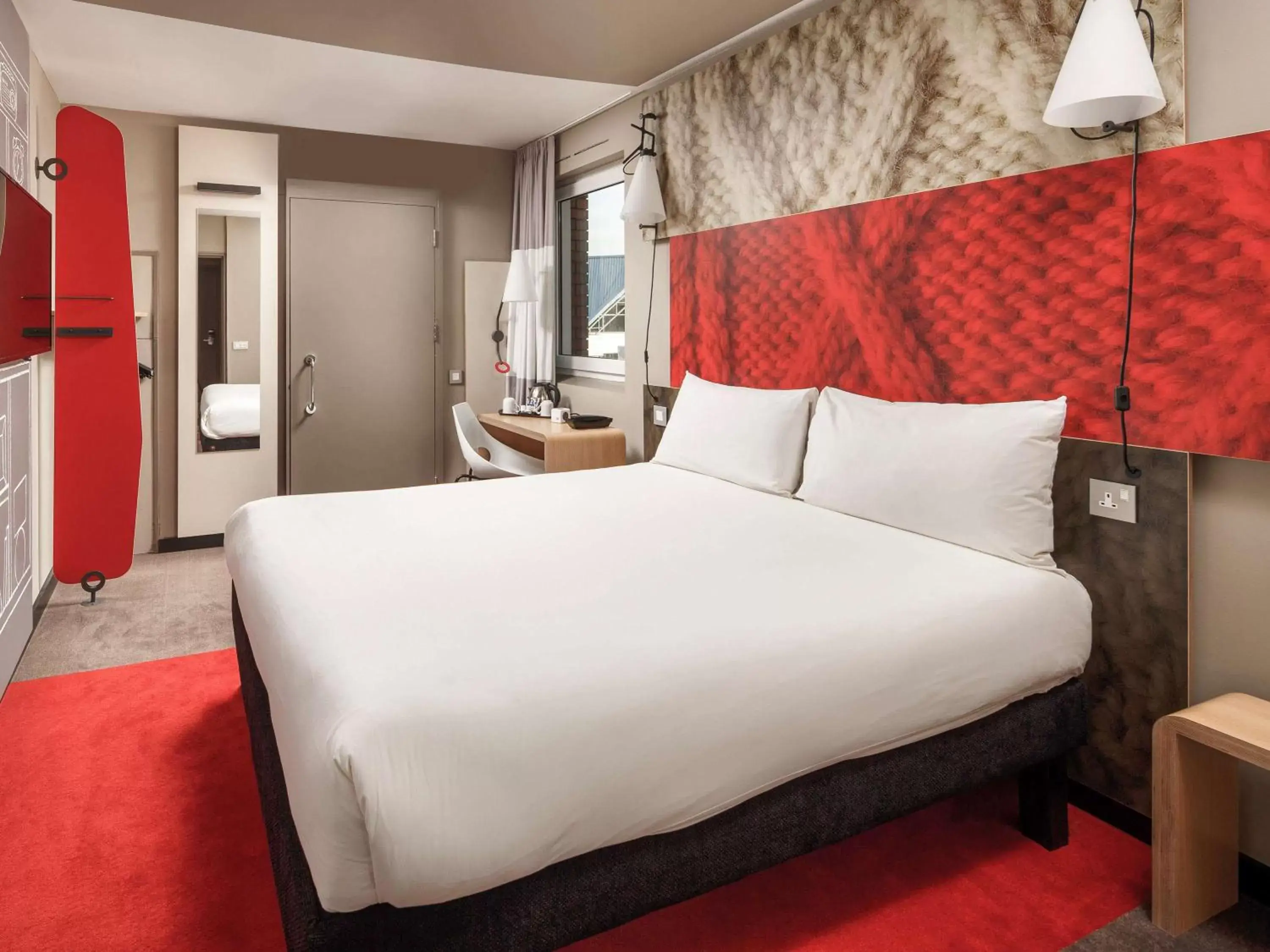 Photo of the whole room, Bed in ibis Coventry Centre Photo of the whole room, Bed in ibis Coventry Centre