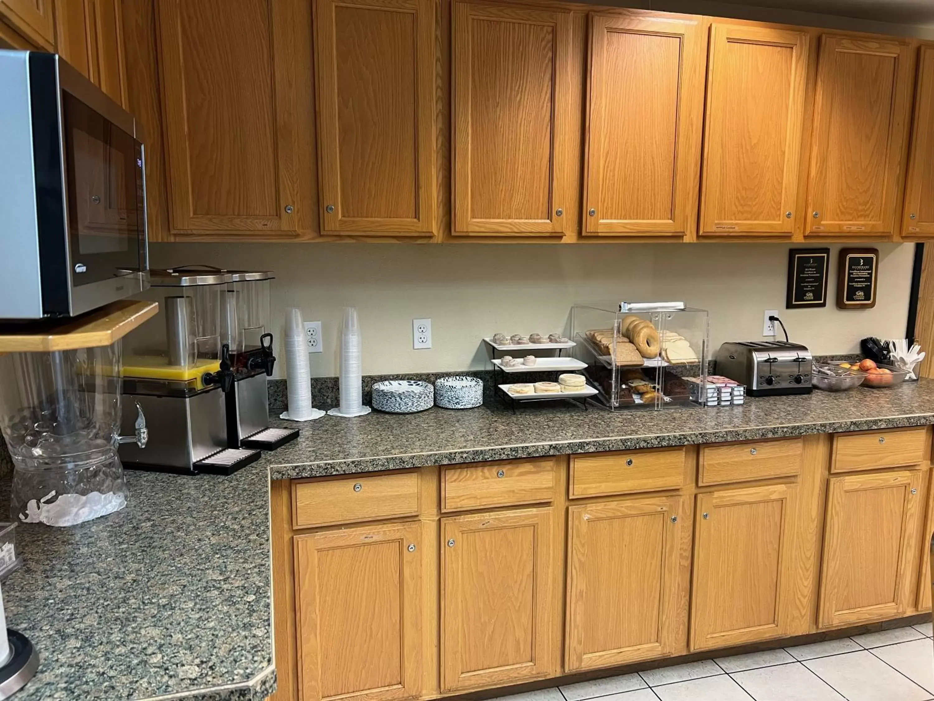 Breakfast, Kitchen/Kitchenette in GuestHouse Inn Bellingham