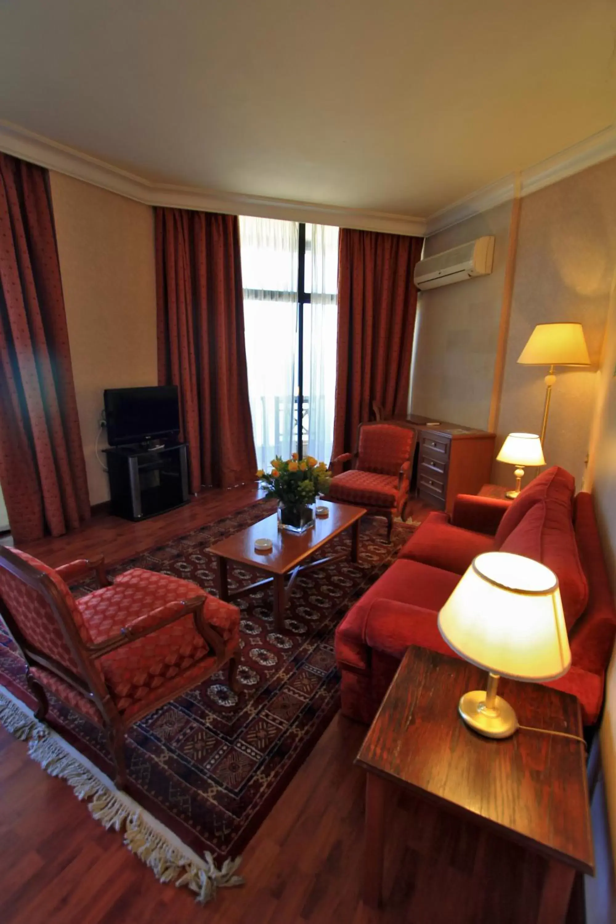 Living room, Seating Area in Bayview Hotel Beirut