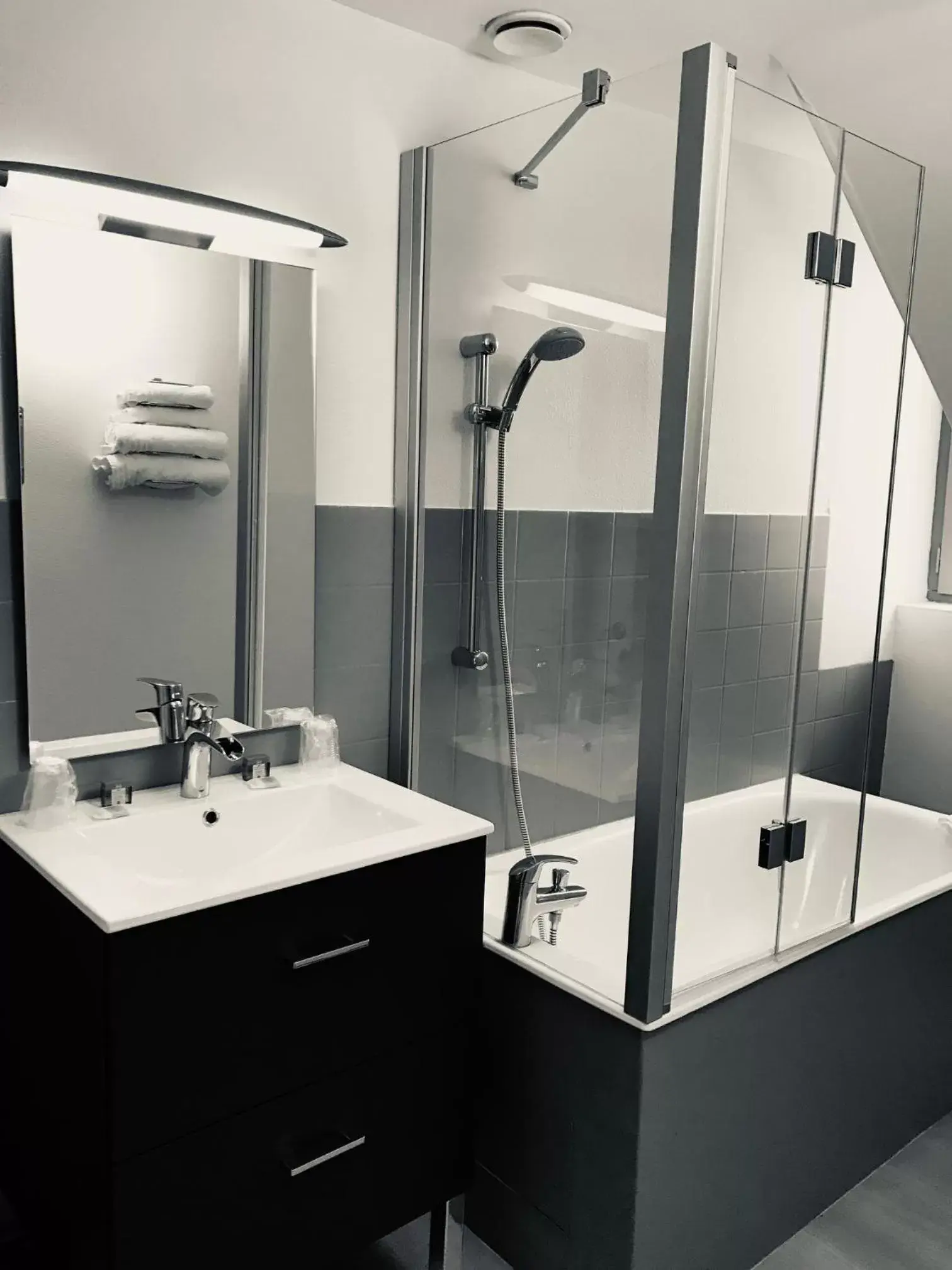 Bathroom in Logis Au Vieux Morvan