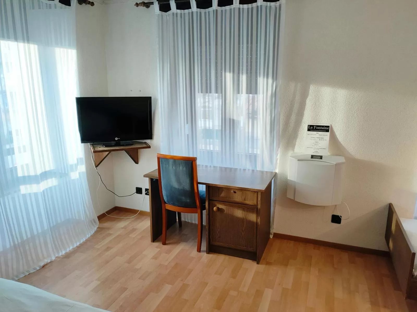 Communal lounge/ TV room, Bed in Hôtel La Fontaine