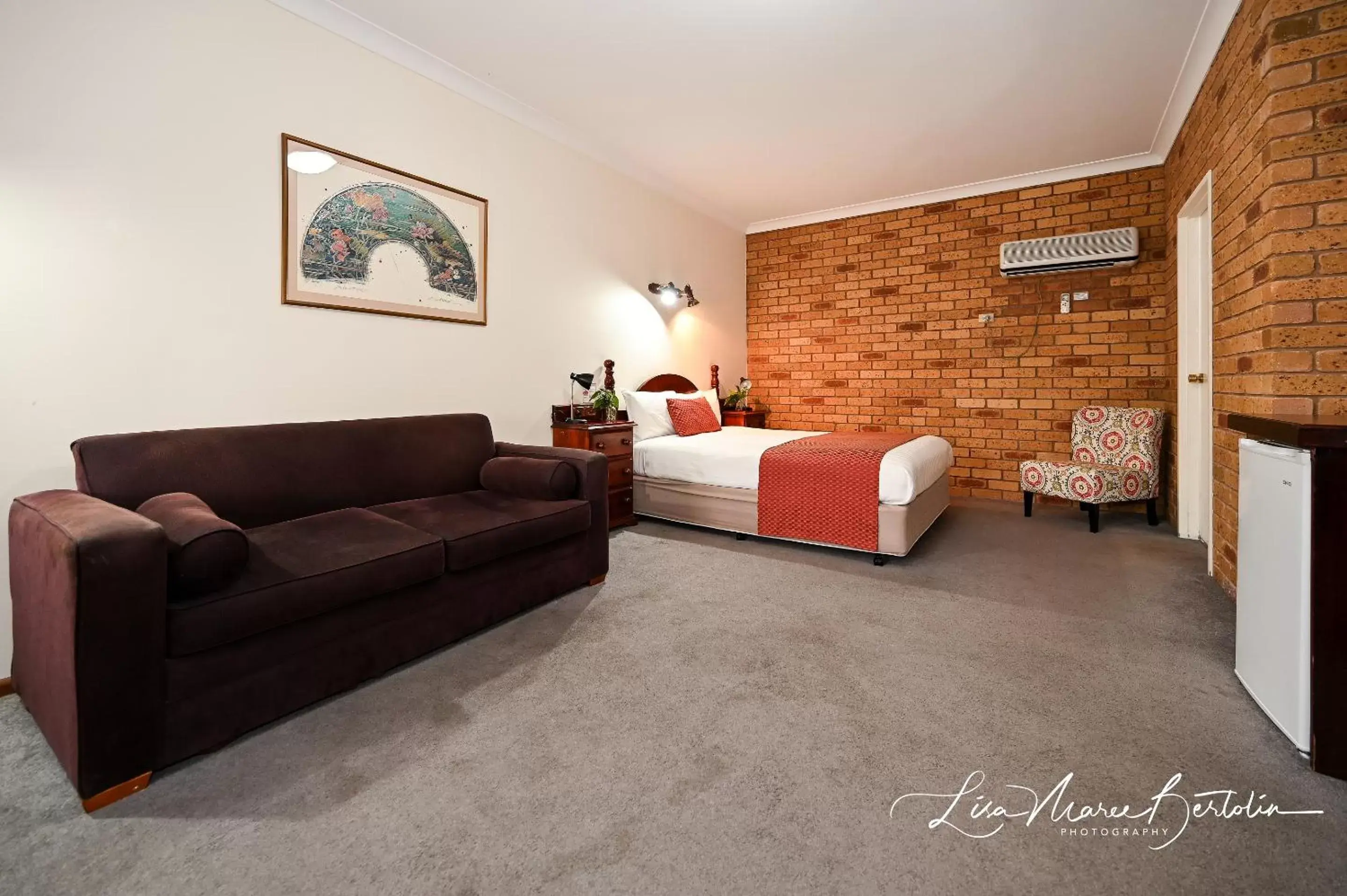 Bed, Seating Area in Narrandera Club Motor Inn