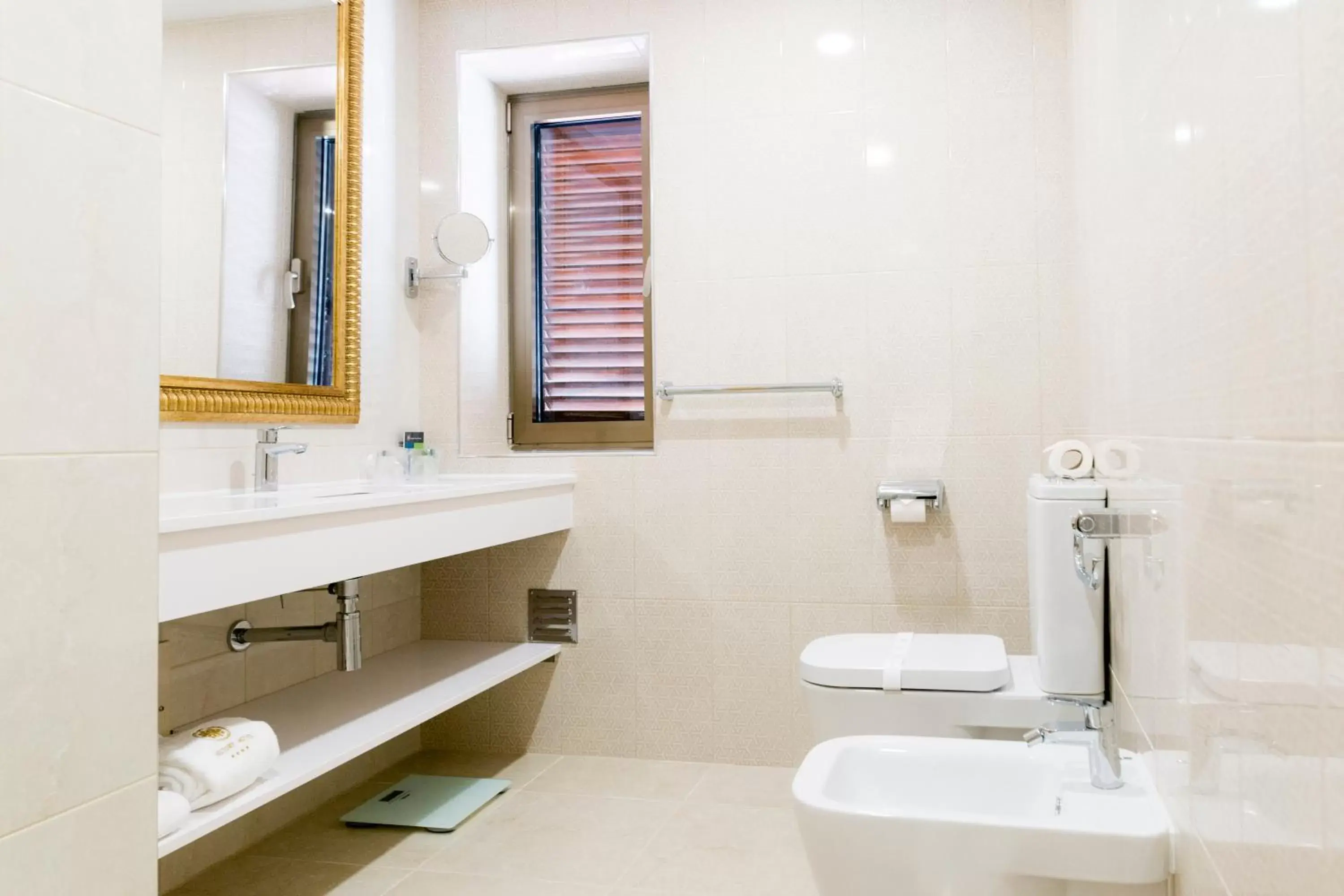 Toilet, Bathroom in Hotel Lis Batalha