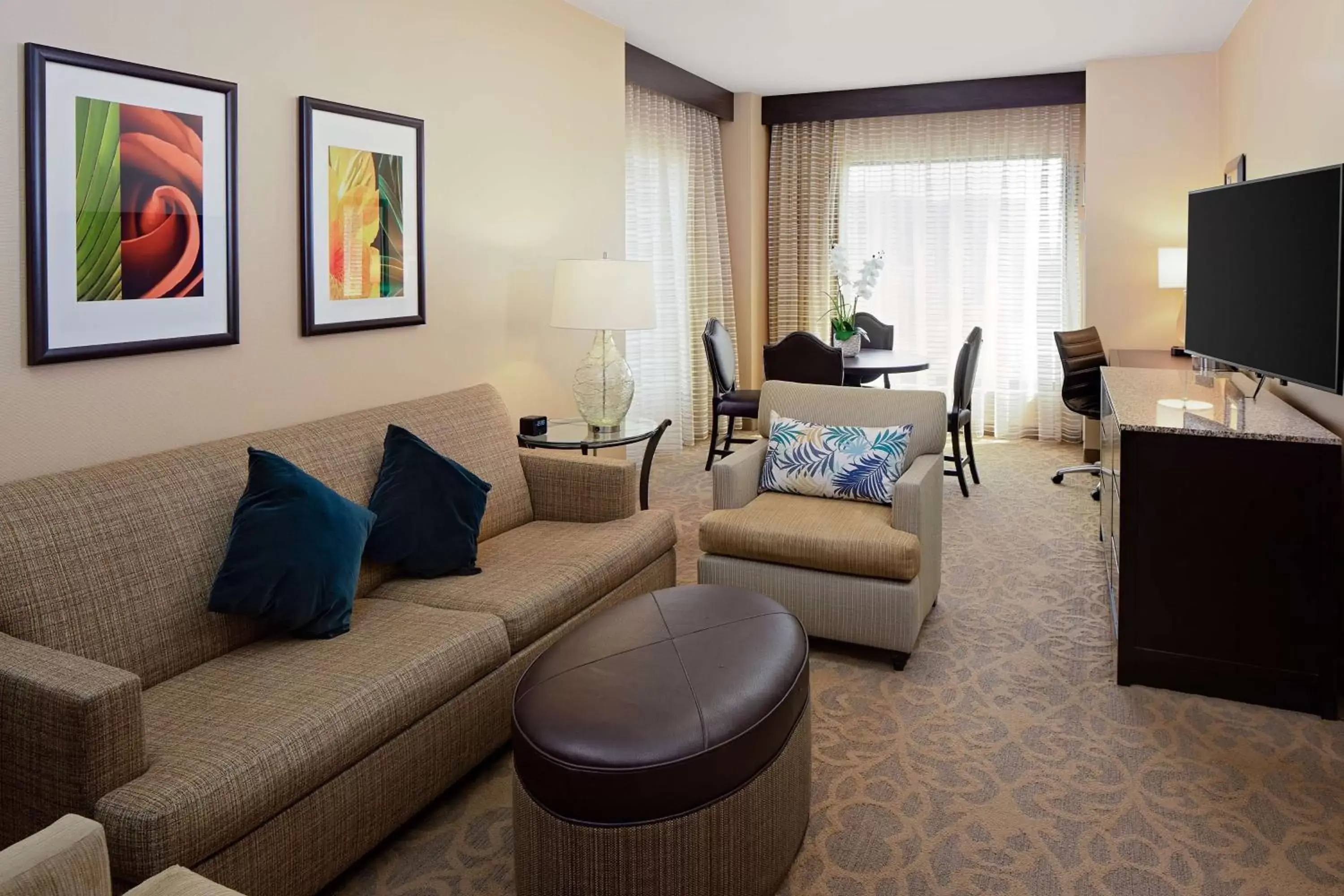 Living room, Seating Area in DoubleTree by Hilton Santa Ana - Orange County Airport