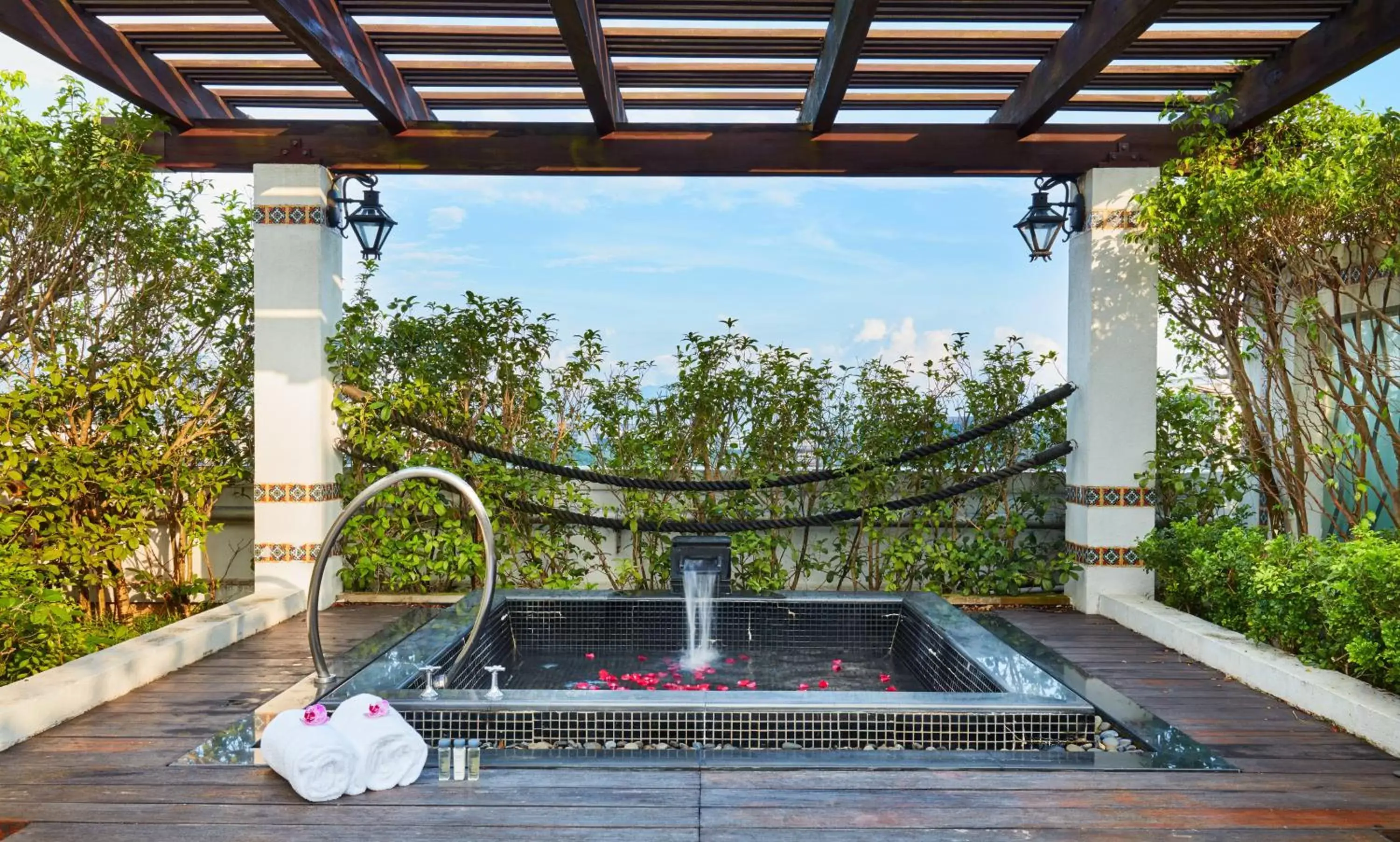 Bedroom, Swimming Pool in InterContinental Shenzhen, an IHG Hotel