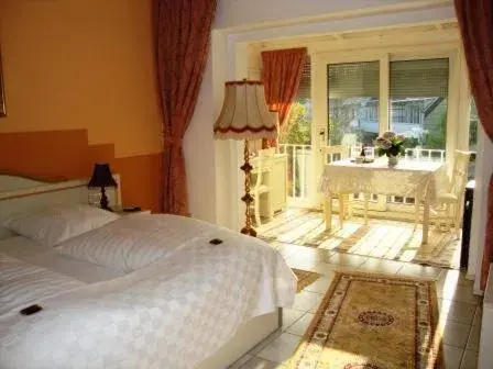 Photo of the whole room, Bed in Haus Mooren, Hotel Garni