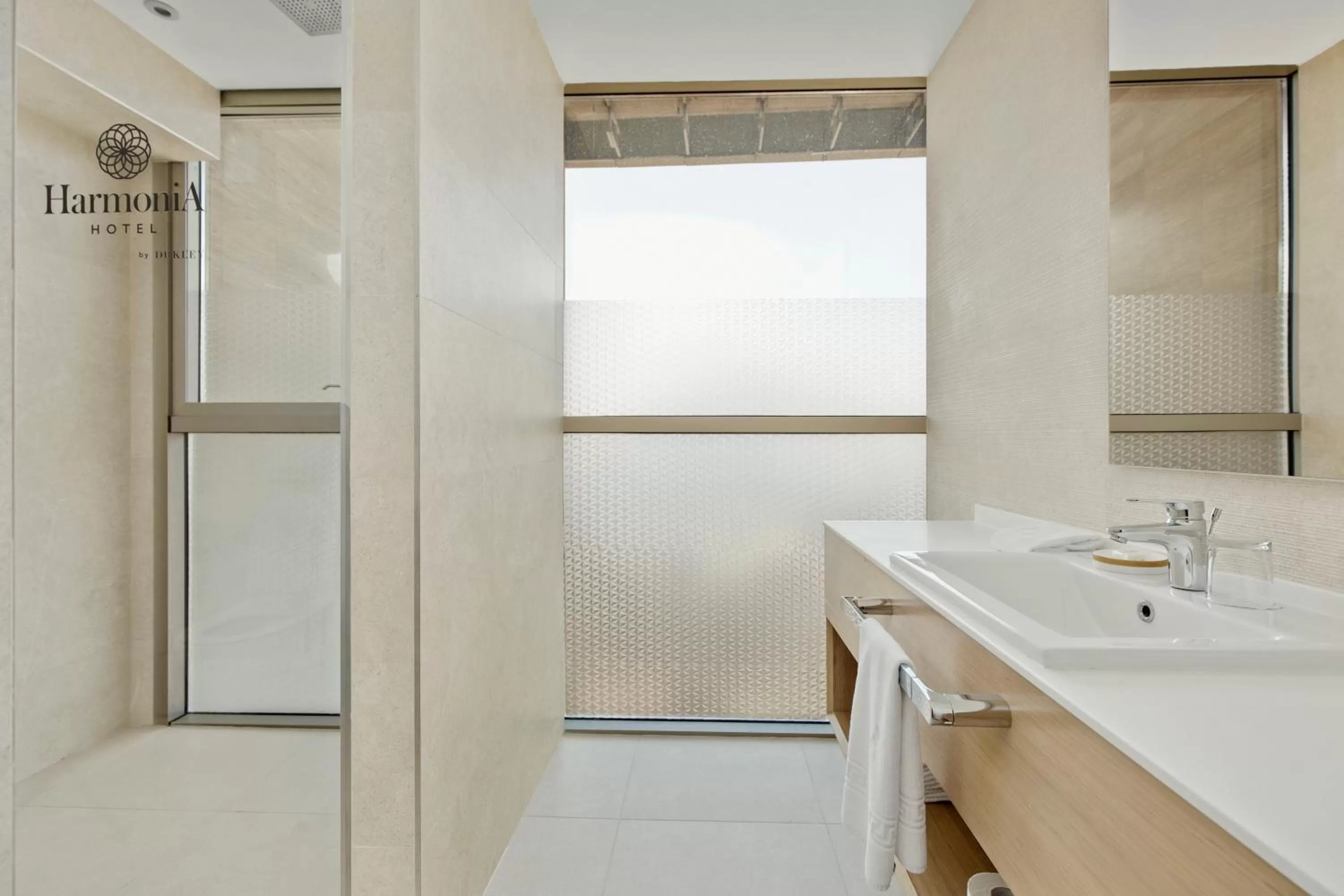 Bathroom in Hotel Harmonia by Dukley