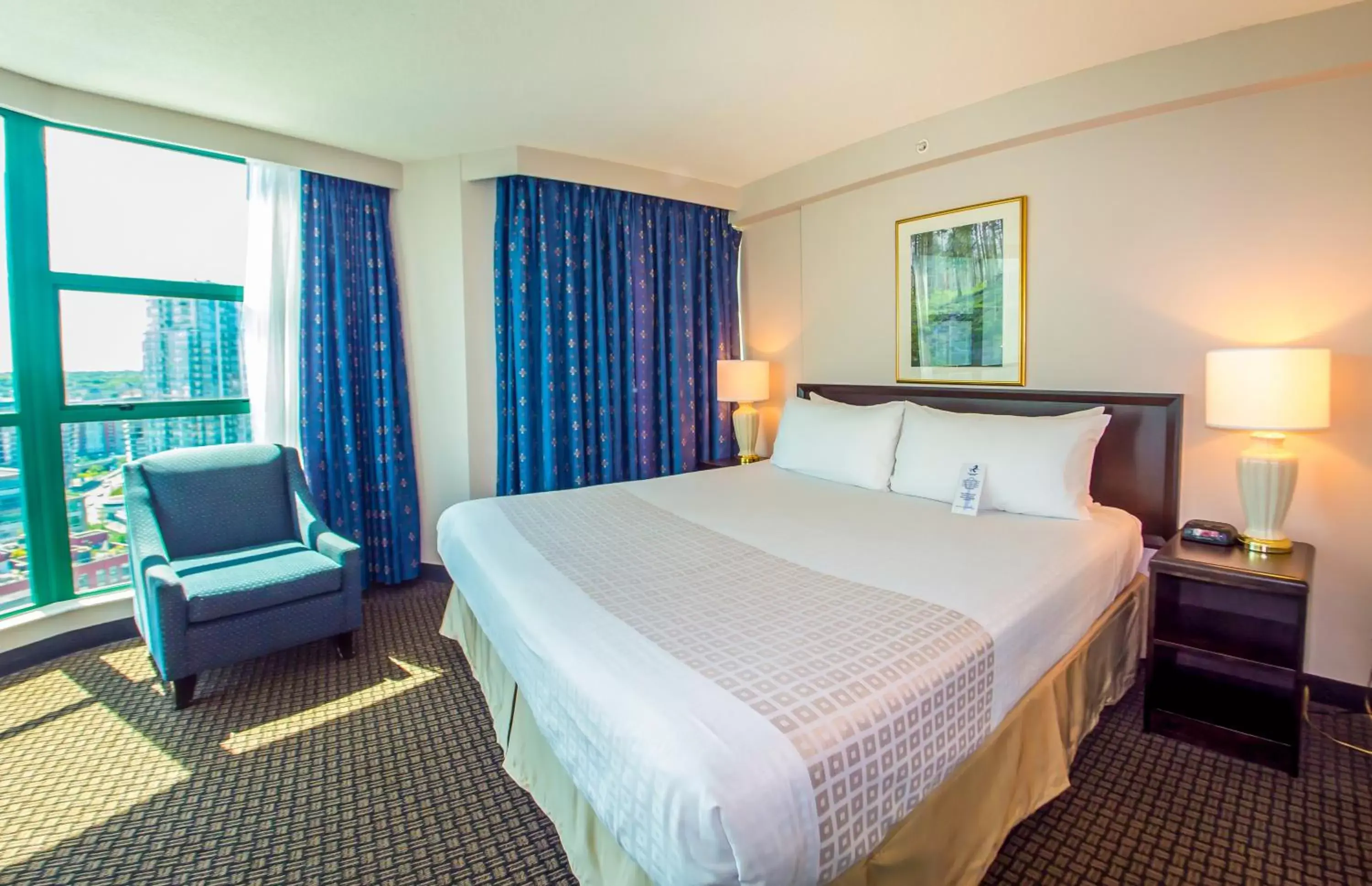 Bedroom, Bed in Rosedale on Robson Suite Hotel