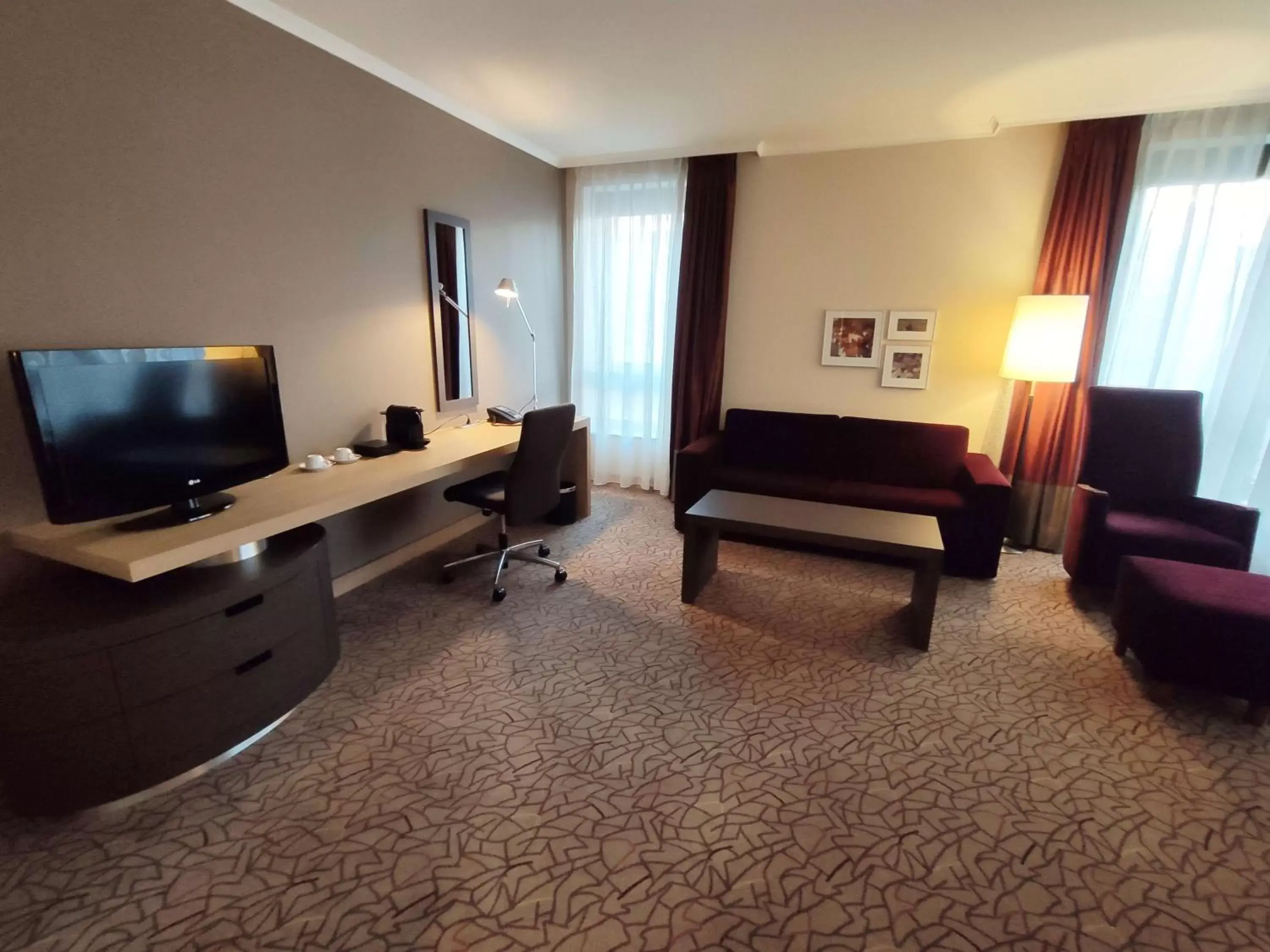 Bedroom, TV/Entertainment Center in Hilton Mainz