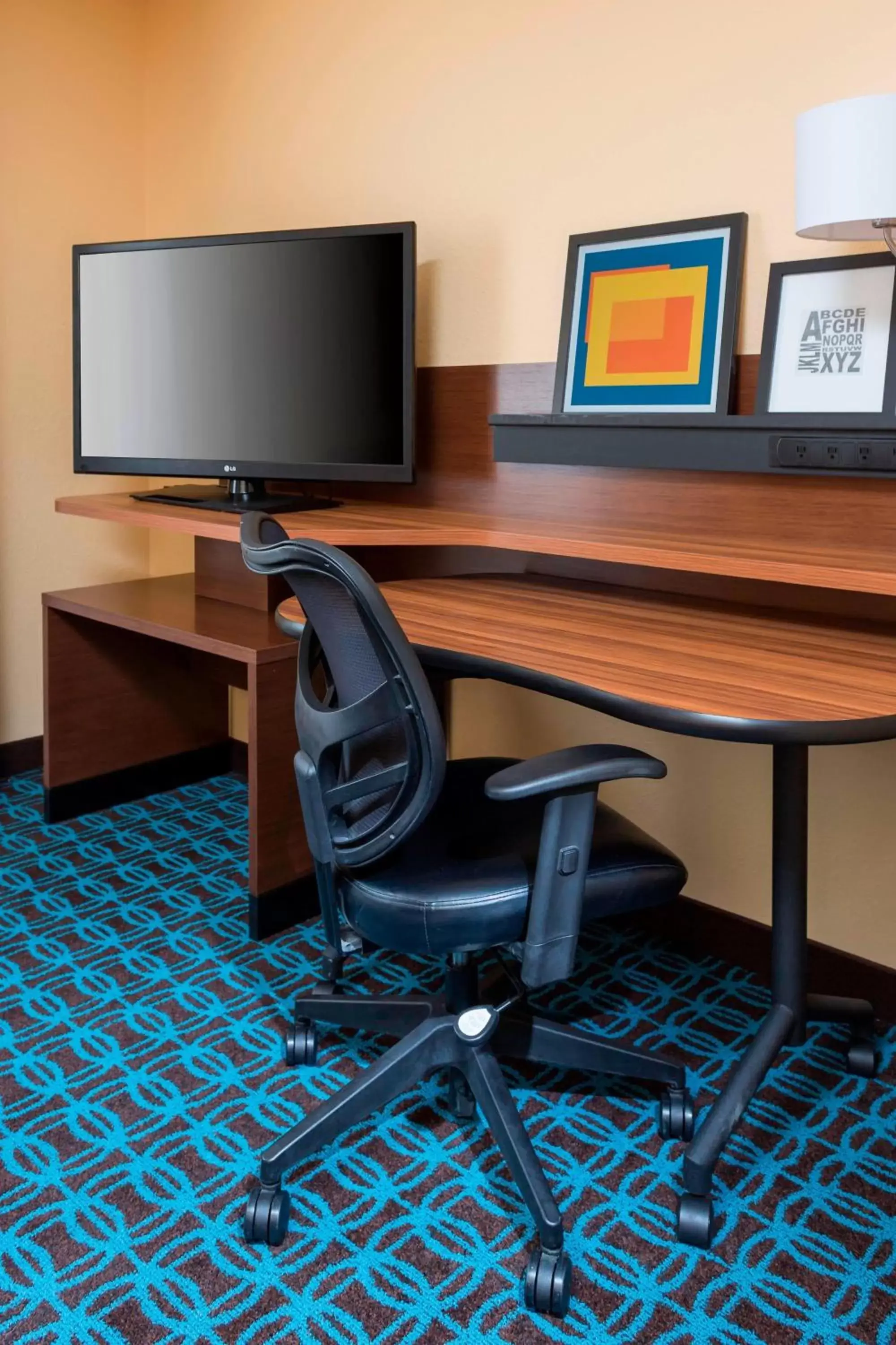 Bedroom, Business Area/Conference Room in Fairfield Inn & Suites Temple Belton