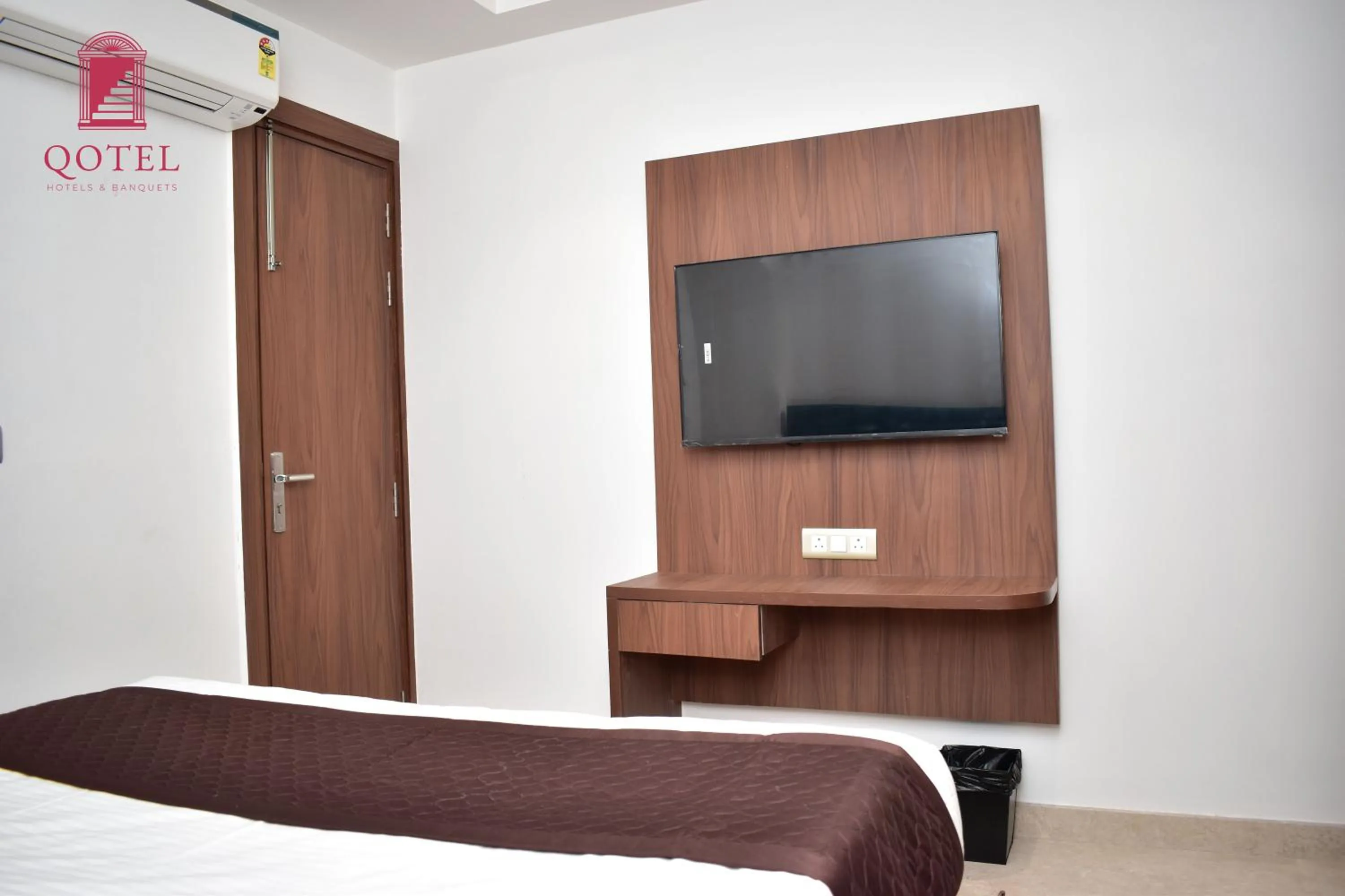 Communal lounge/ TV room, Bed in Qotel Comfort Ashok Vihar - Near Delhi University