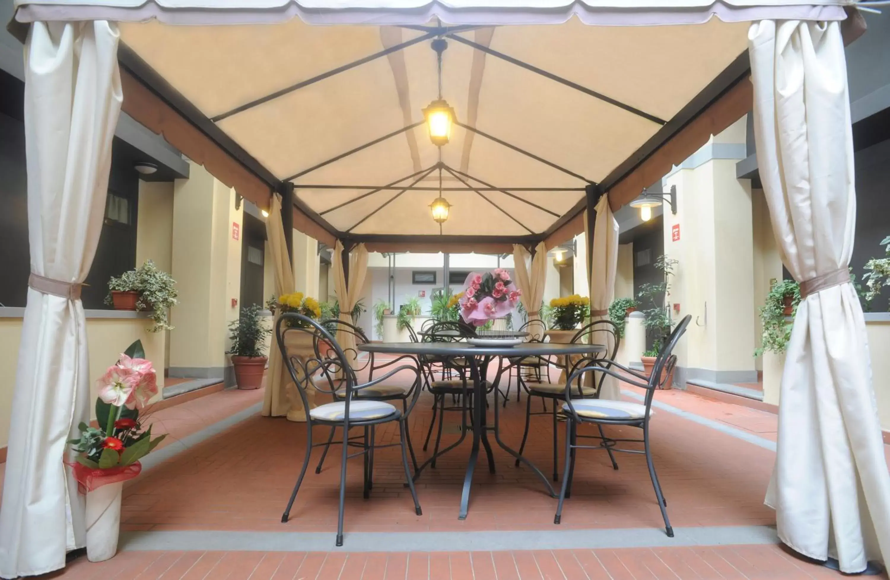 Patio, Restaurant/Places to Eat in Hotel Residence La Contessina