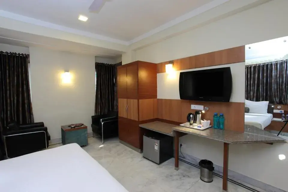 Bed, TV/Entertainment Center in Hotel Dayal