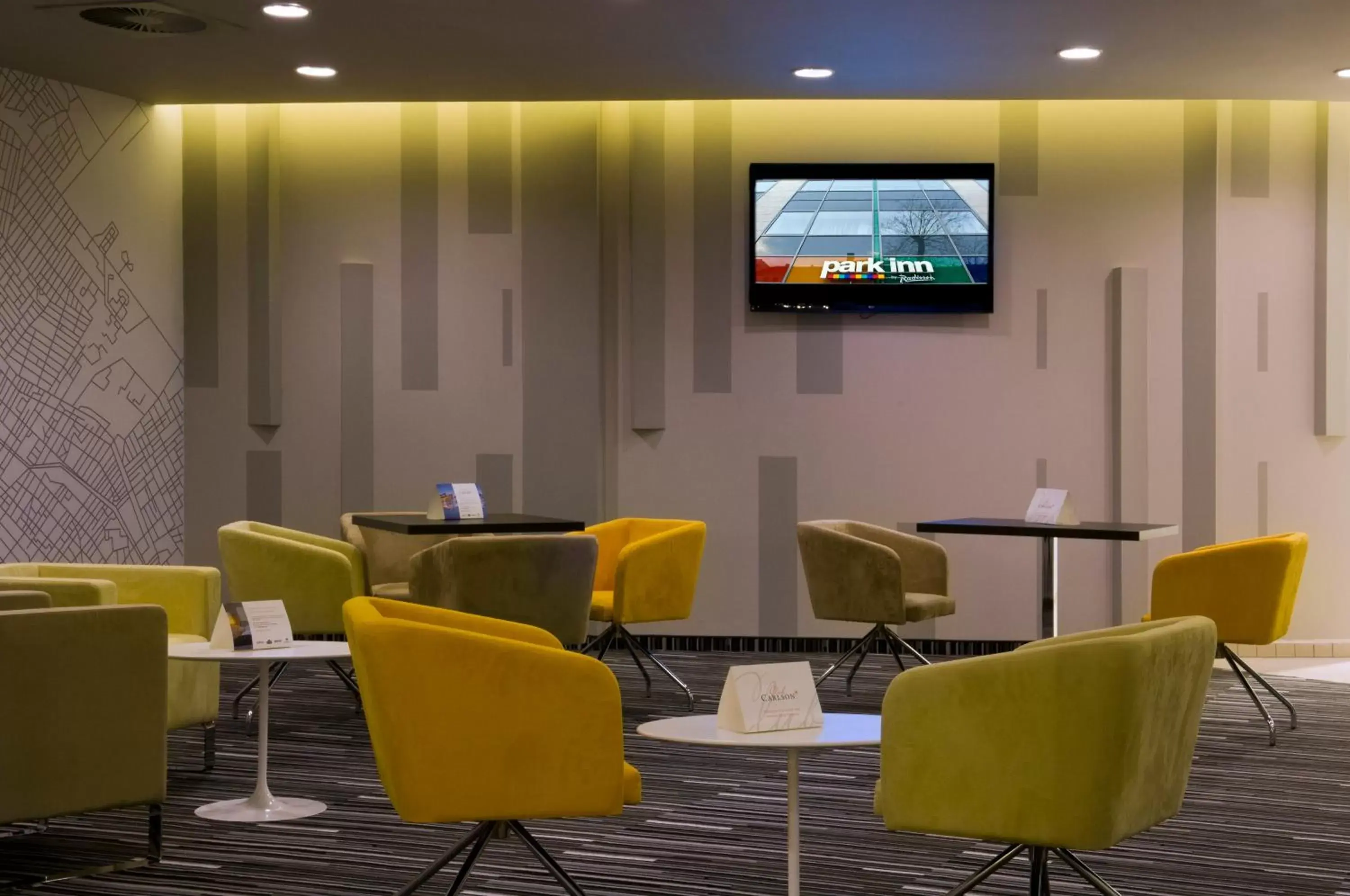 Lounge or bar, TV/Entertainment Center in Park Inn By Radisson Budapest